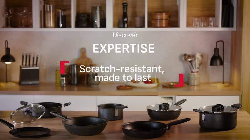 Głęboka patelnia Expertise 24 cm + pokrywka, konstrukcja z możliwością układania jedno w drugie, powłoka nieprzywierająca, kompatybilna z kuchenkami indukcyjnymi, dla 4–5 osób