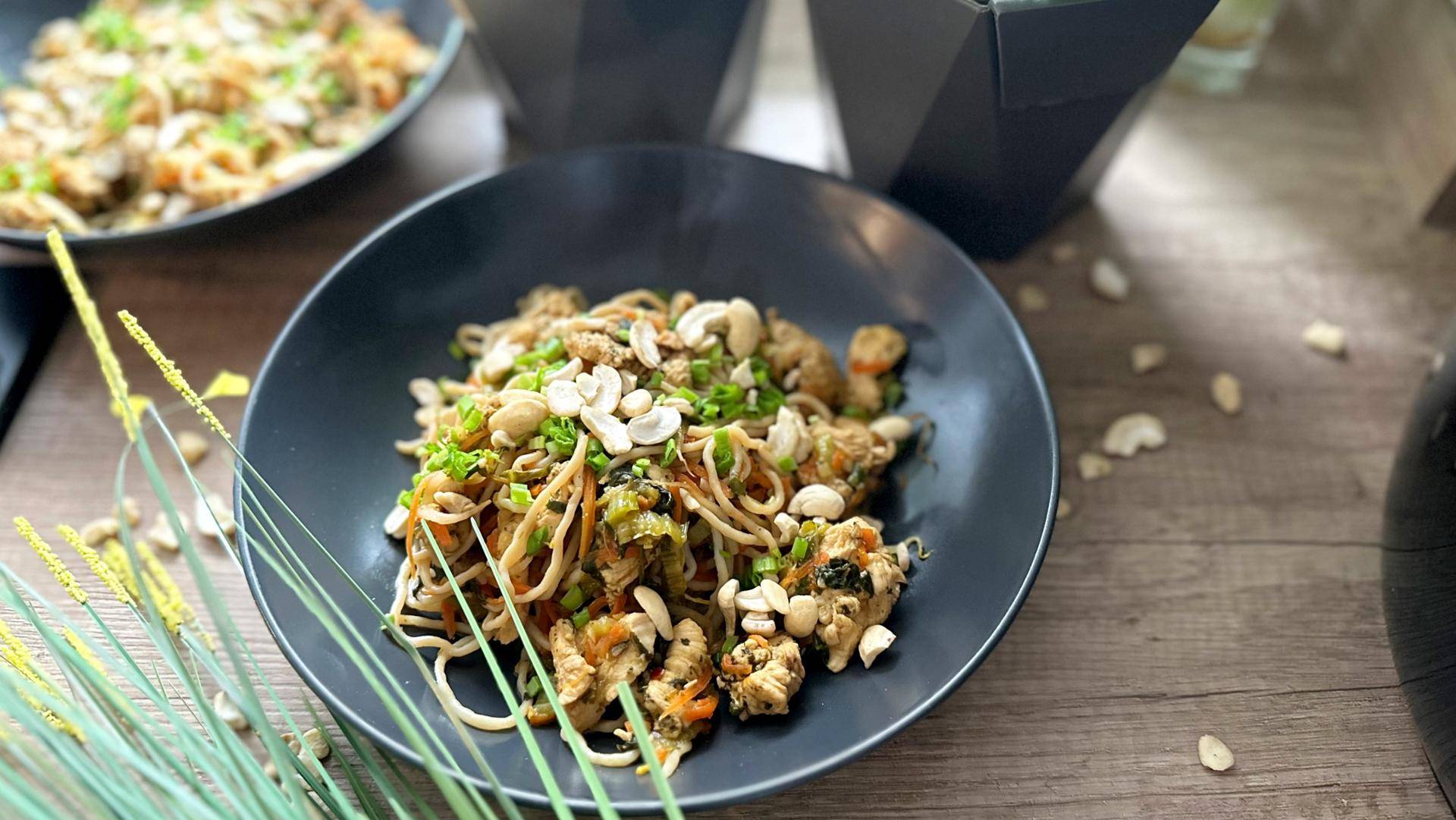 Pad thai z indykiem i kapustą pak choi (low carb) - przepisy Cook4Me | Tefal