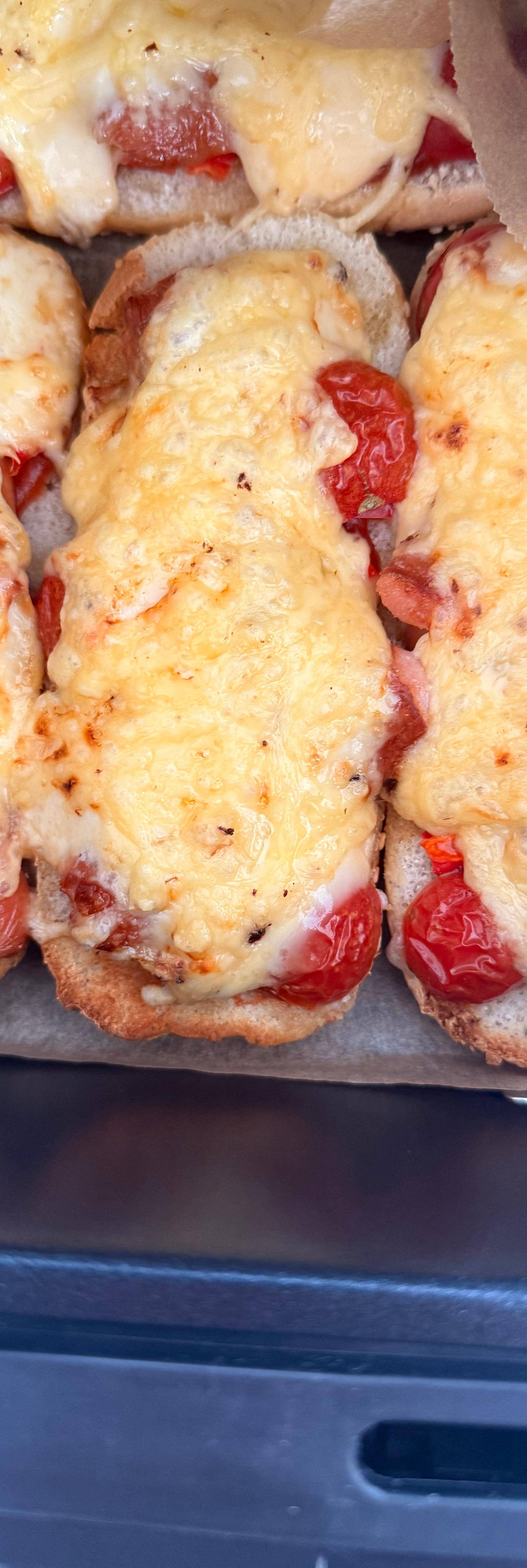 Hot dog z kiełbaską w piwie i cebulką - przepisy OptiGrill | Tefal