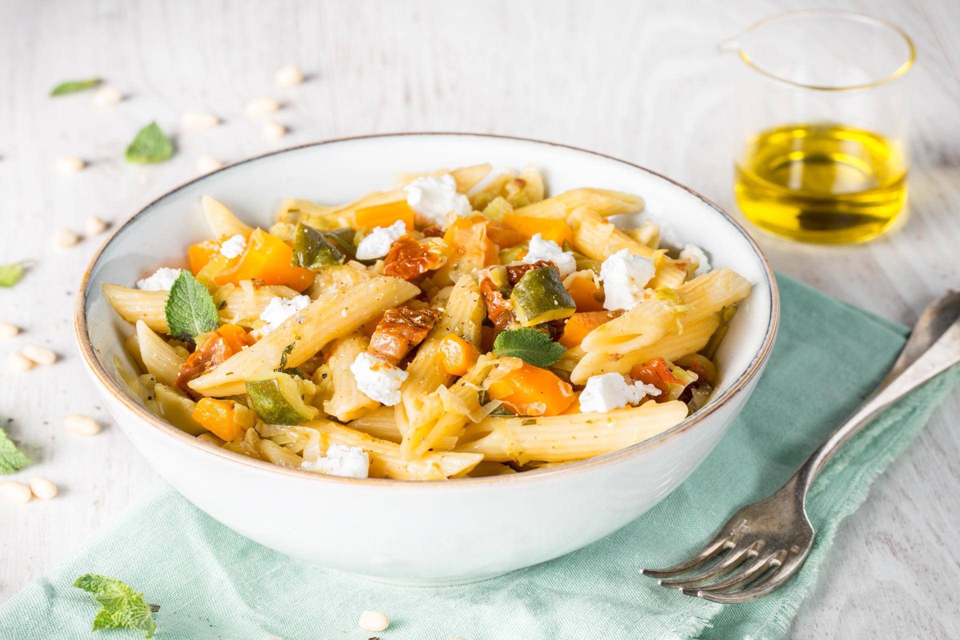 Makaron z warzywami i serem owczym - przepisy Cook4Me | Tefal