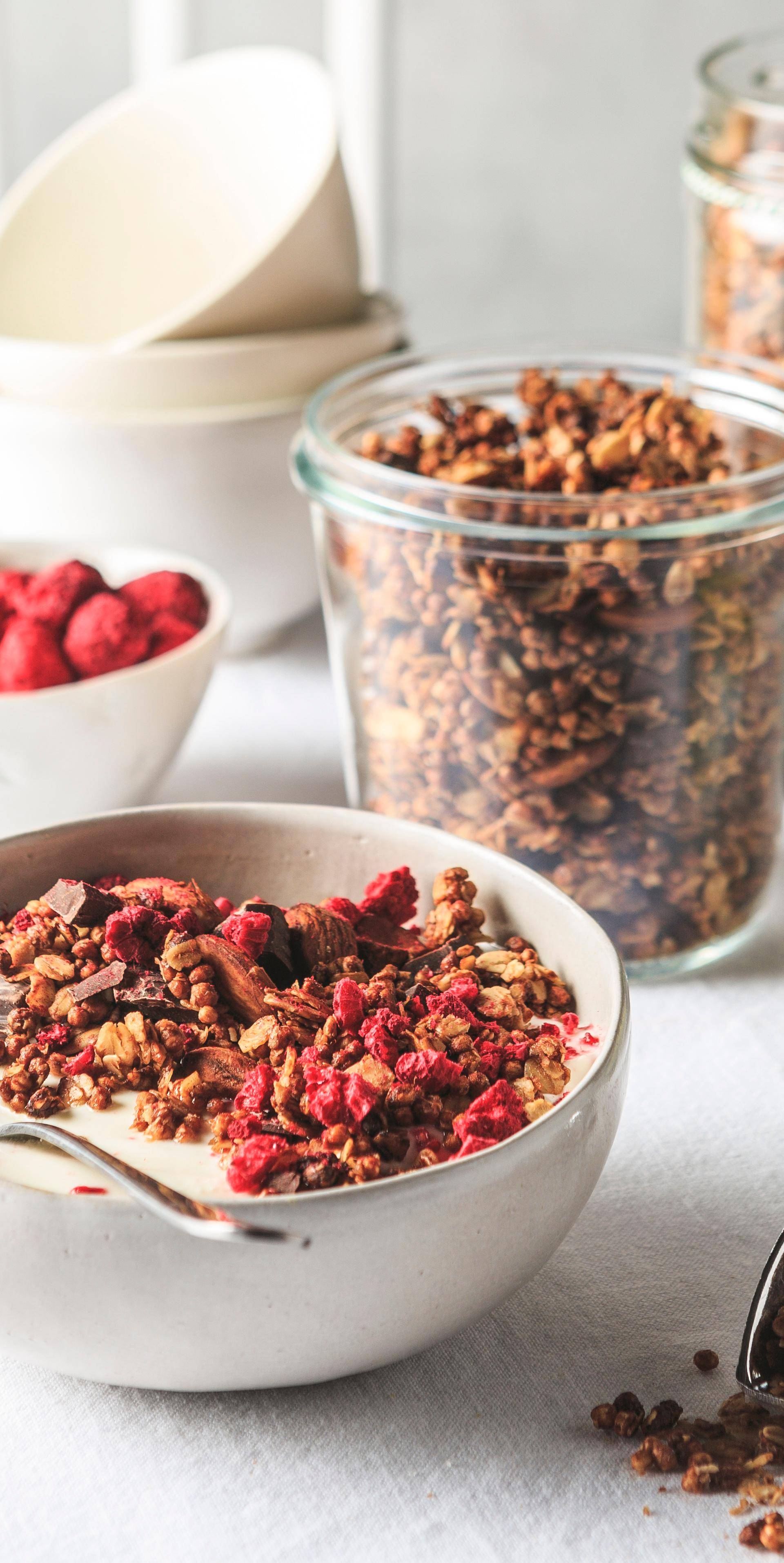 Granola z gorzką czekoladą - przepisy Patelnie i Garnki | Tefal