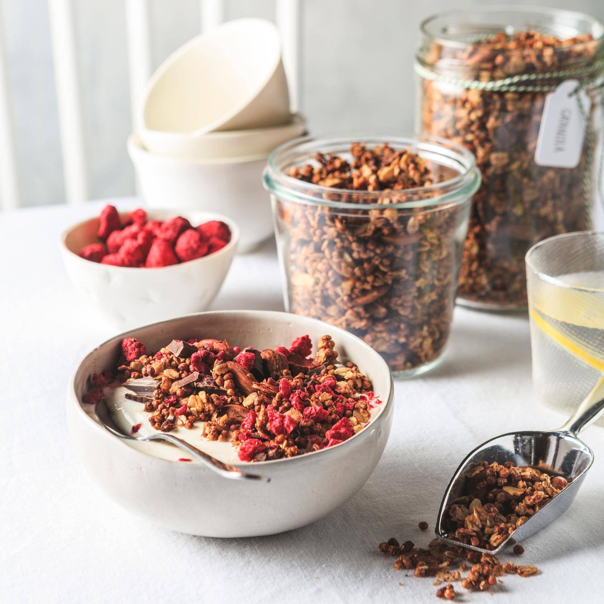 Granola z gorzką czekoladą - przepisy Patelnie i Garnki | Tefal