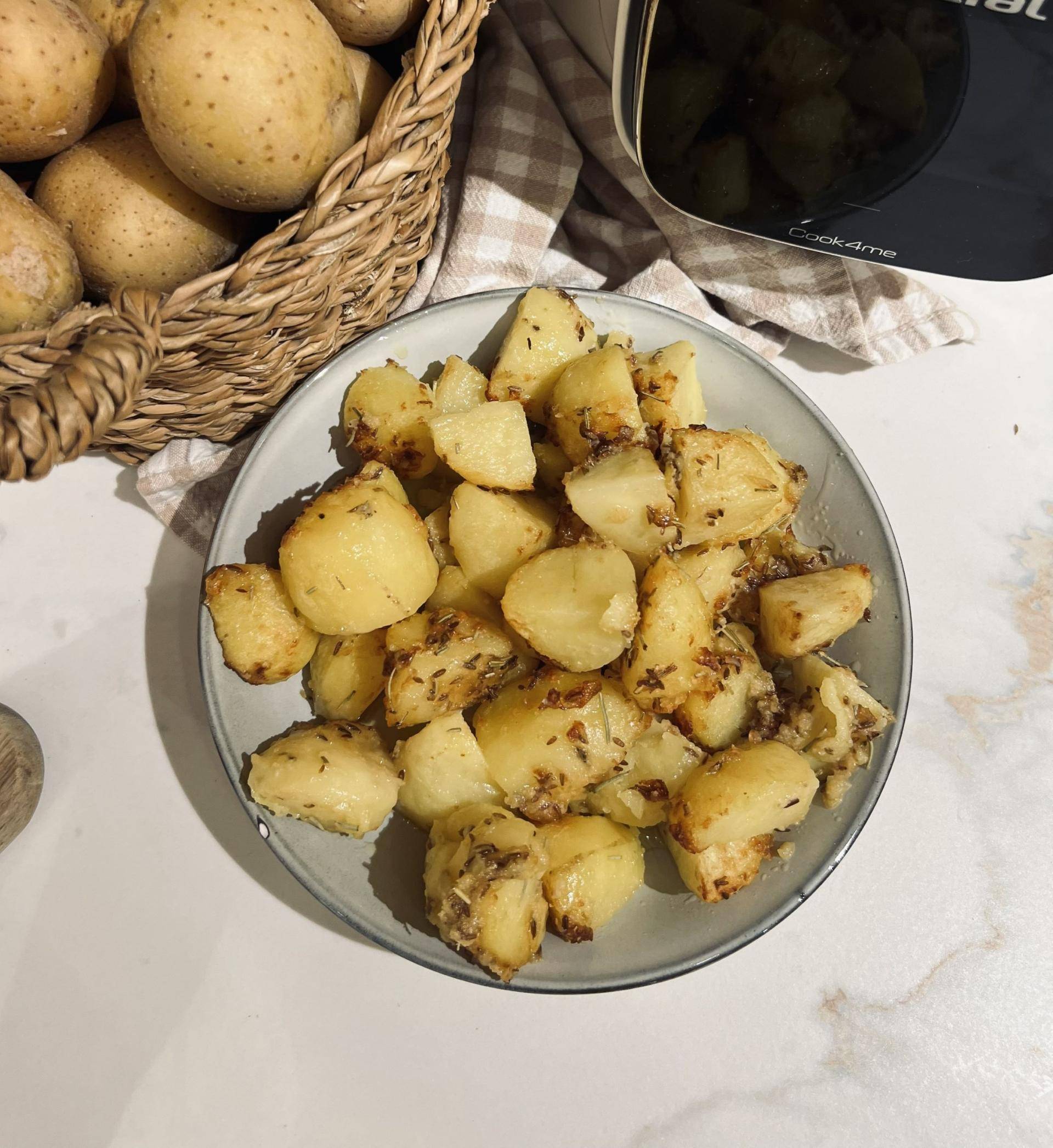 Ziemniaczki pieczone z parmezanem i przyprawami - przepisy Cook4Me | Tefal