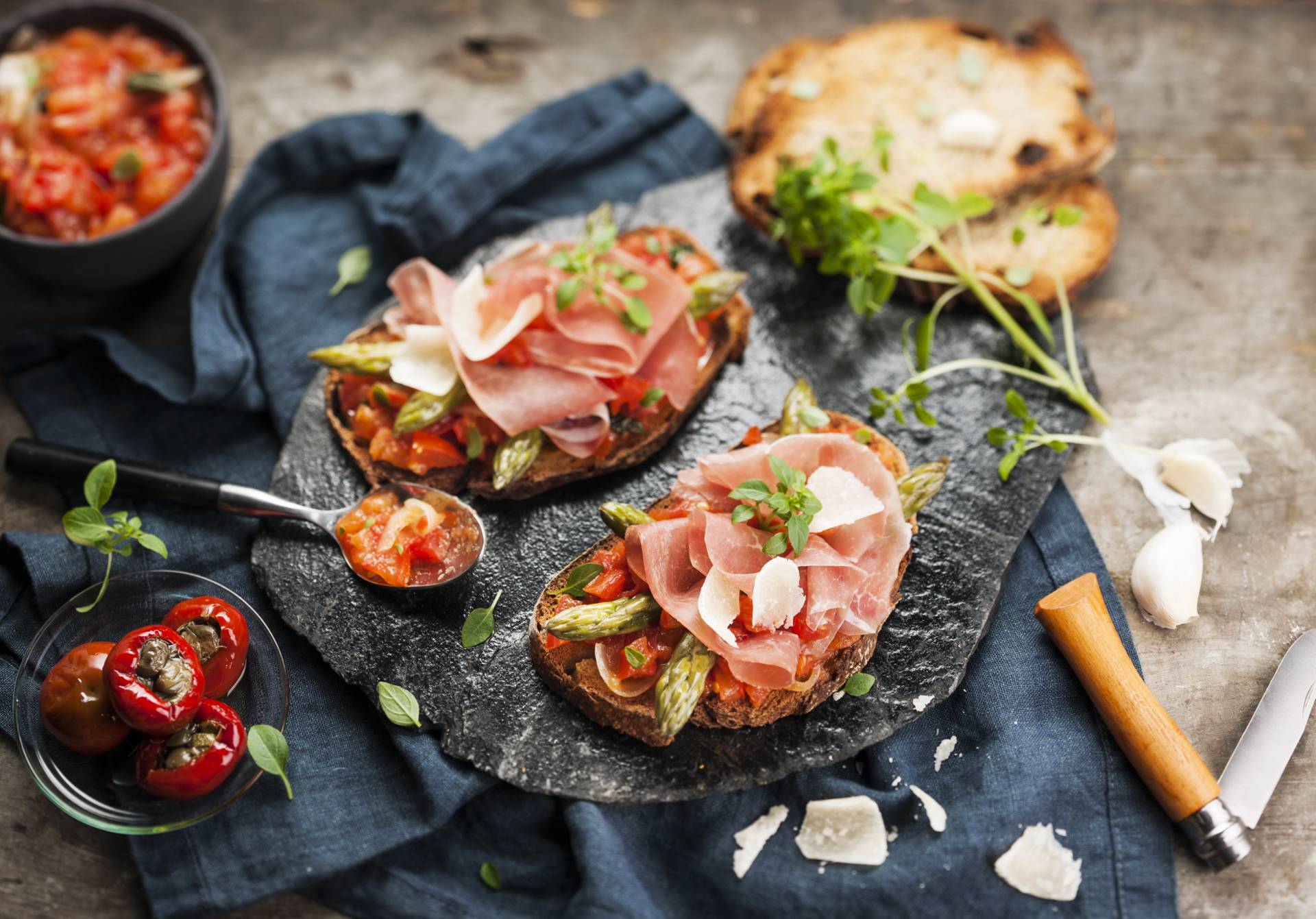Bruschetta z szynką i szparagami - przepisy Cook4Me | Tefal