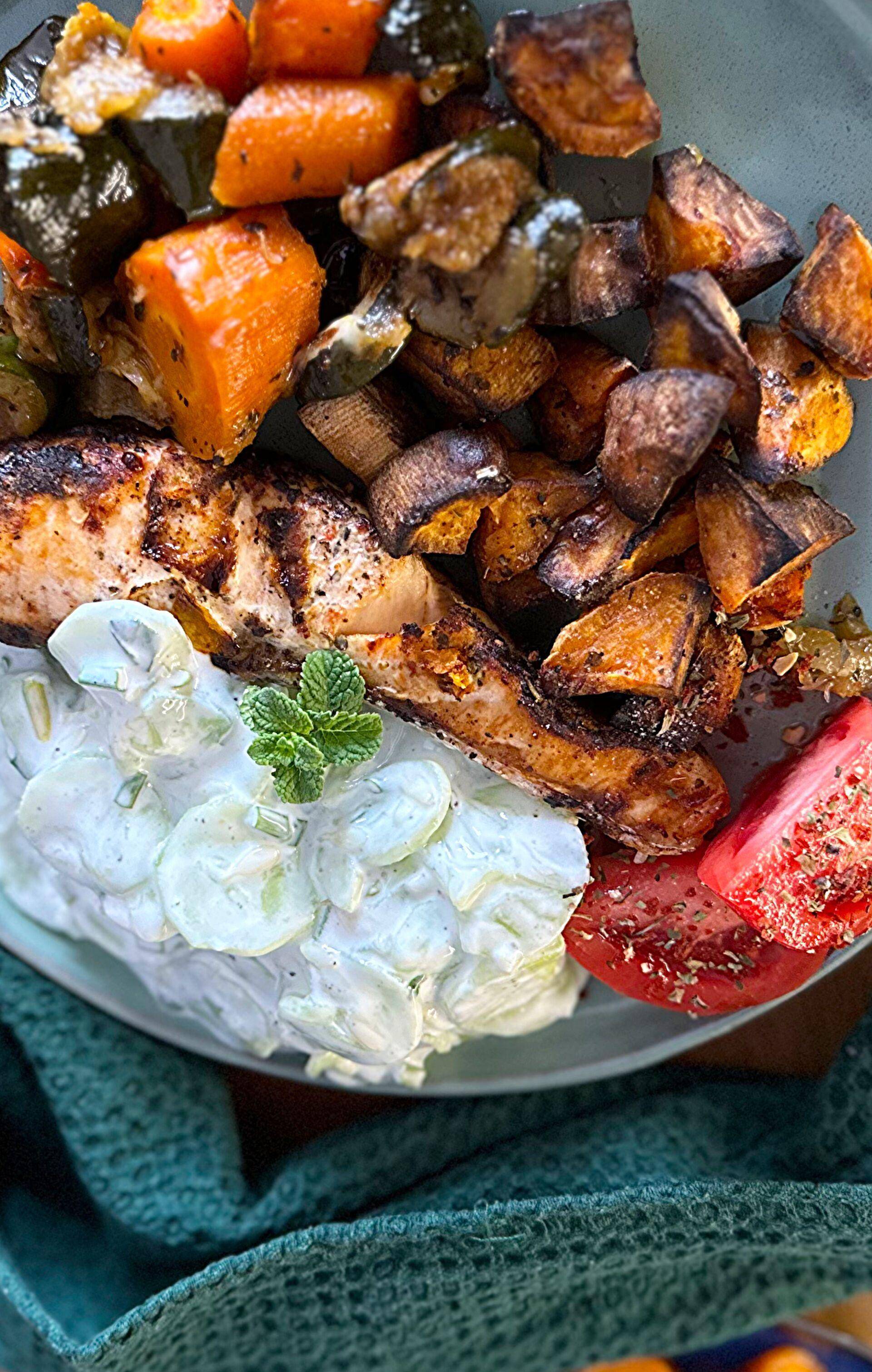 Łosoś pieczony z pomidorkami i fetą - przepisy Cook4Me | Tefal