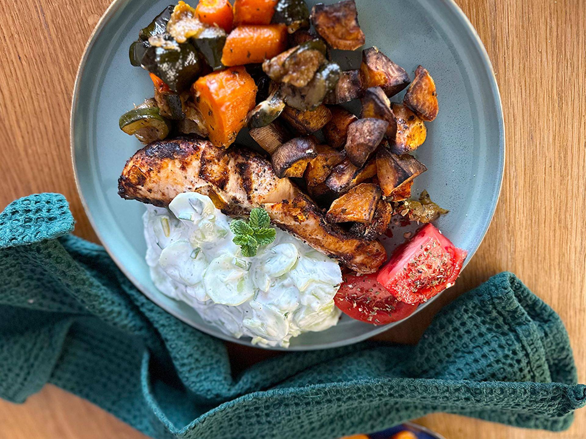 Pieczony łosoś z batatami i mizerią - przepisy Cook4Me | Tefal