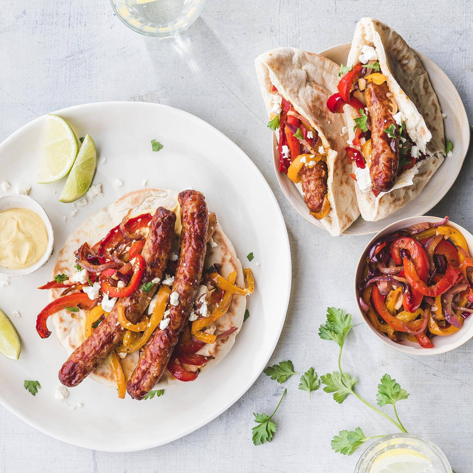 Pita z grillowaną kiełbasą i papryką - przepisy Easy Fry XL Surface | Tefal