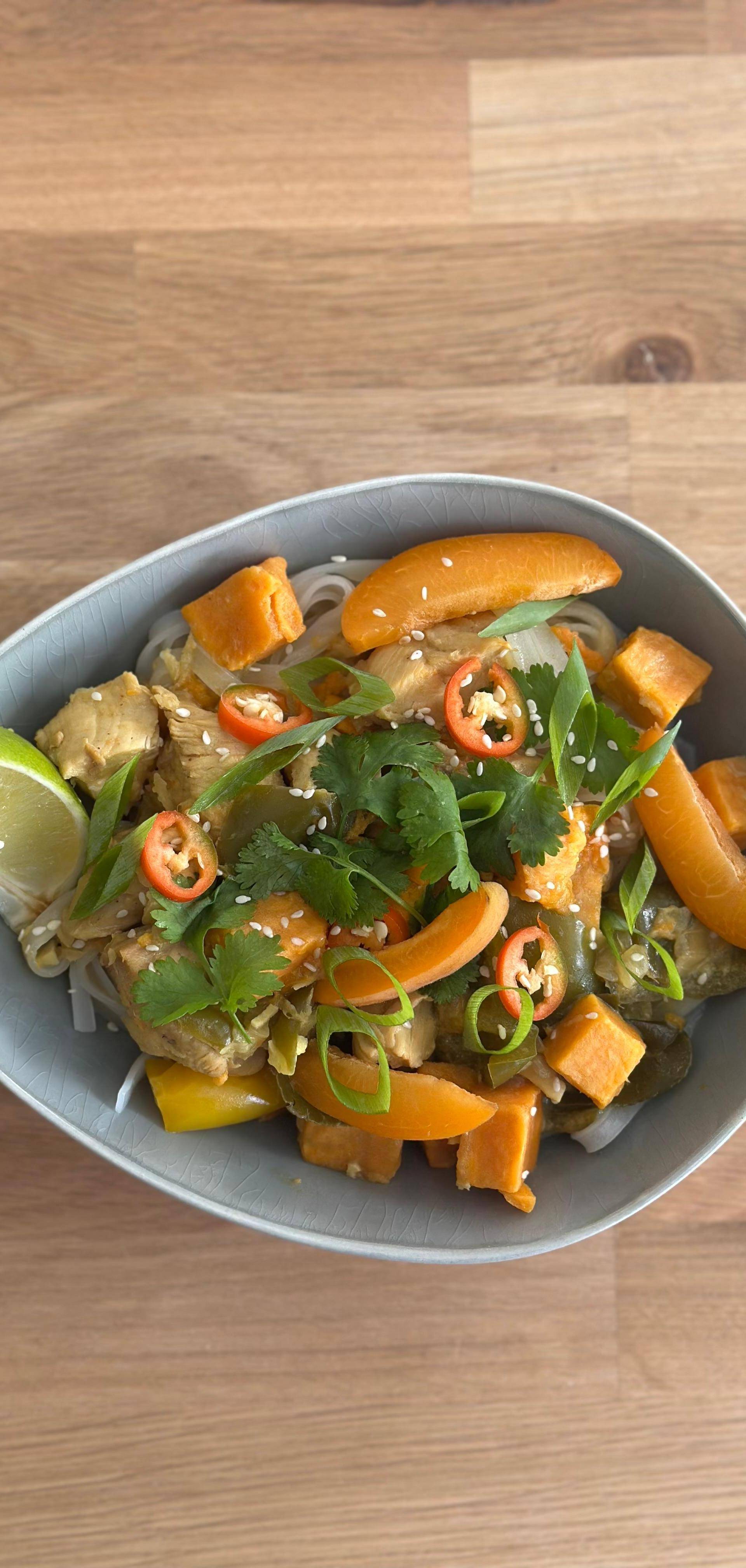 Zielone curry z kurczakiem i groszkiem - przepisy Patelnie i Garnki | Tefal