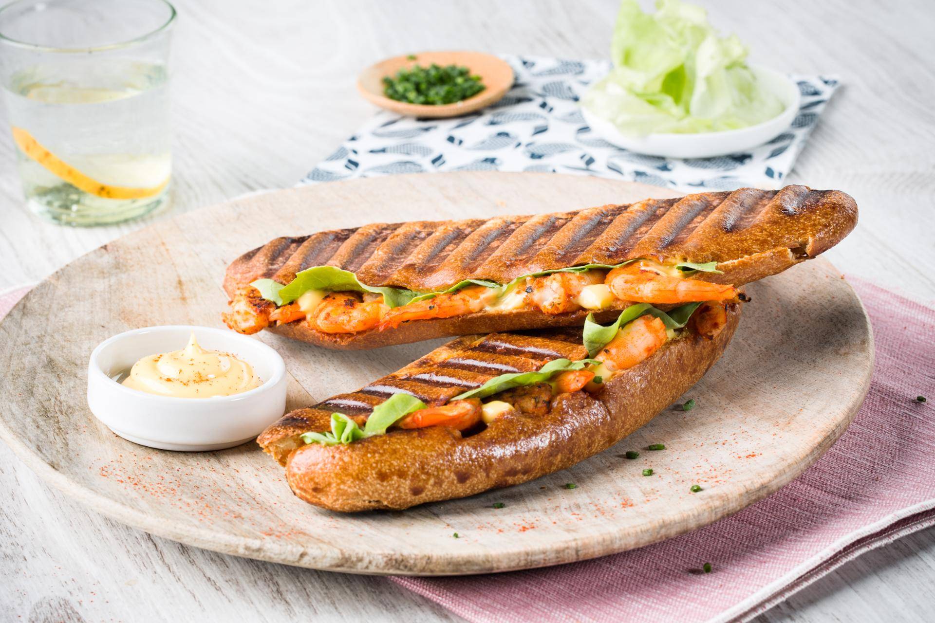Pikantny hot dog z krewetkami - przepisy OptiGrill | Tefal