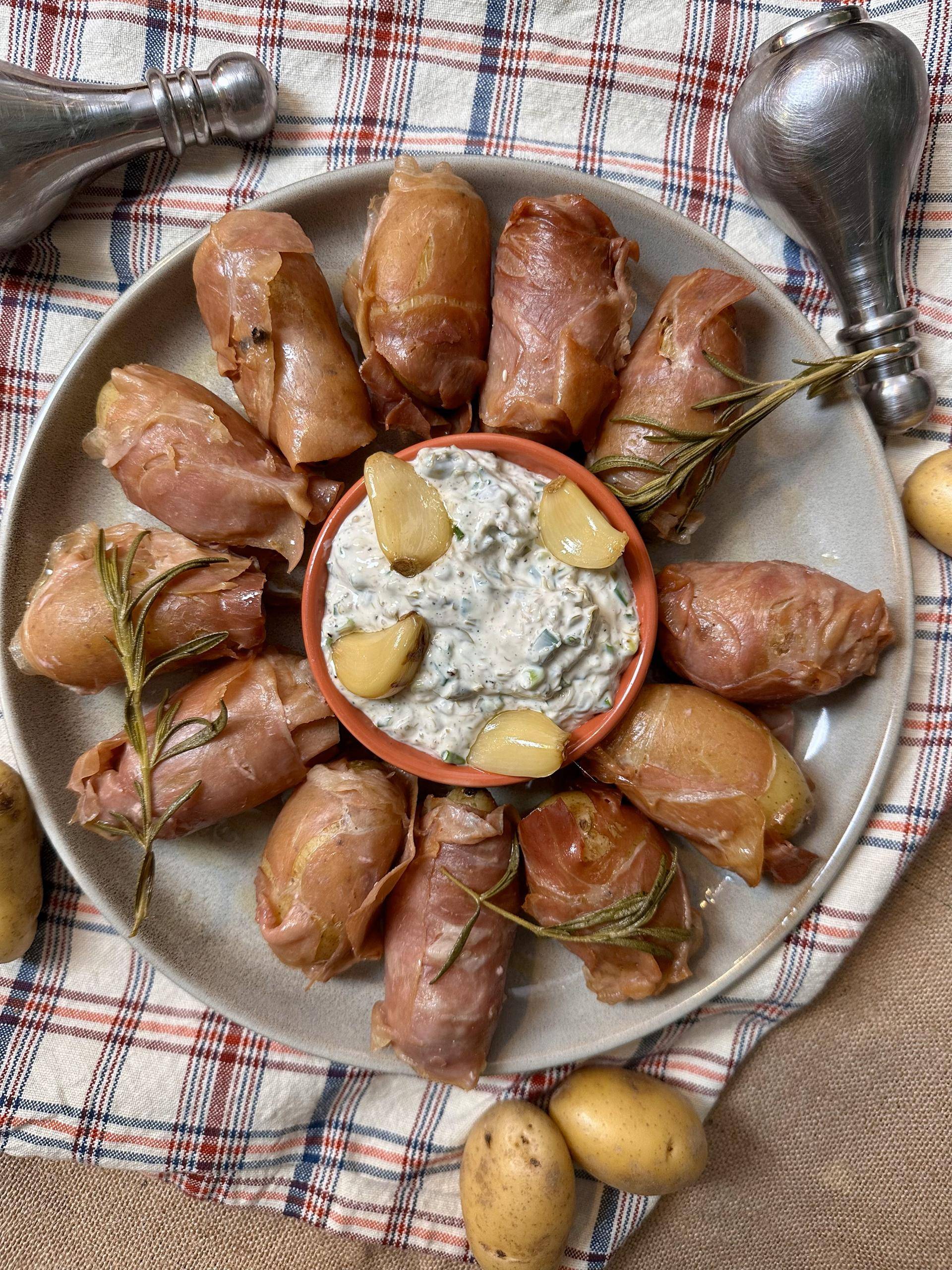 Pieczone ziemniaki we włoskiej szynce i rozmarynie z majonezem kaparowym - przepisy Cook4Me | Tefal