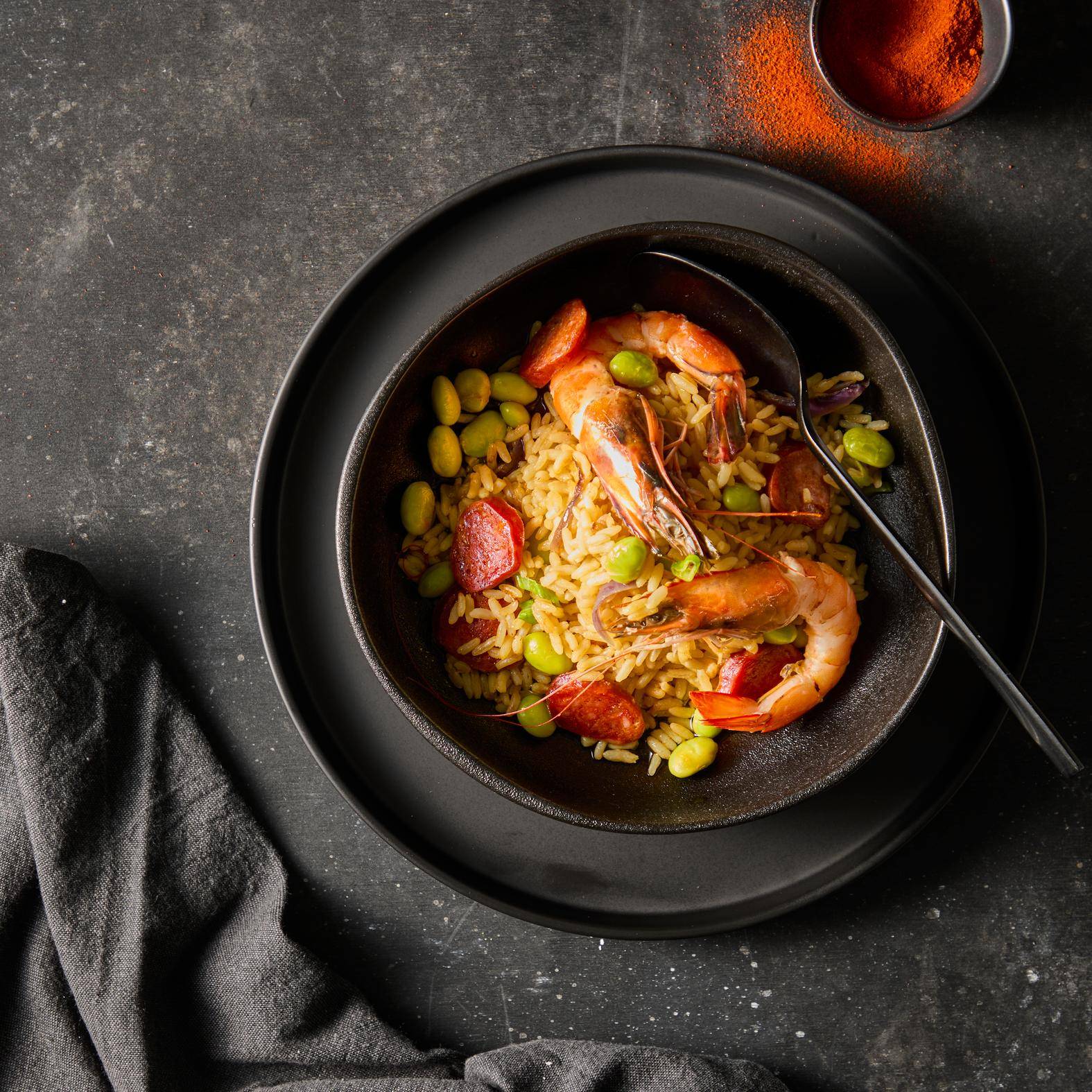 Fusionowa paella z szafranem, edamame i kiełbasą chorizo - przepisy Patelnie i Garnki | Tefal
