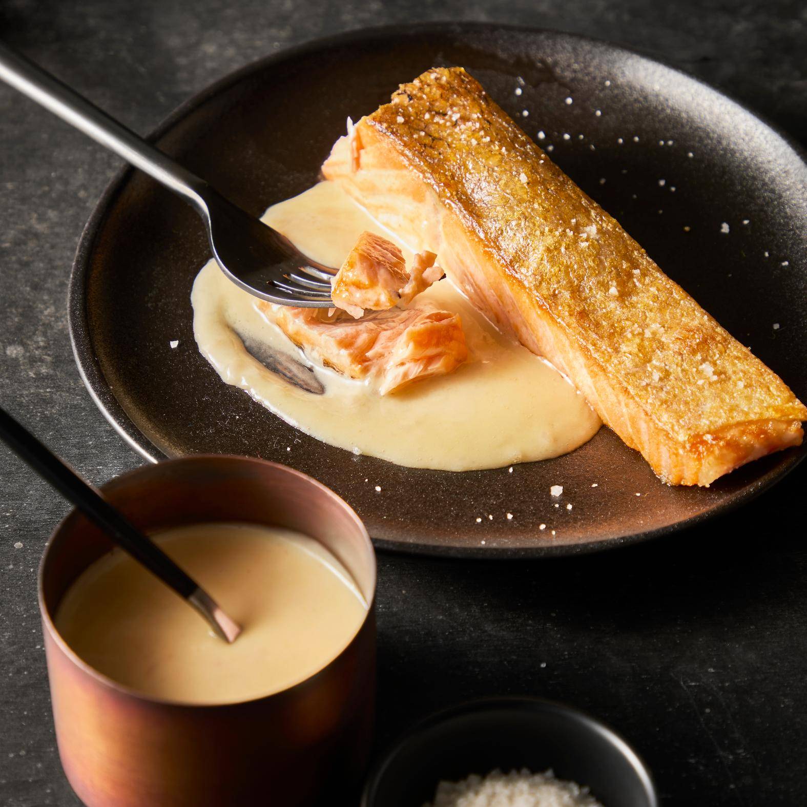 Łosoś smażony z masłem yuzu - przepisy Patelnie i Garnki | Tefal