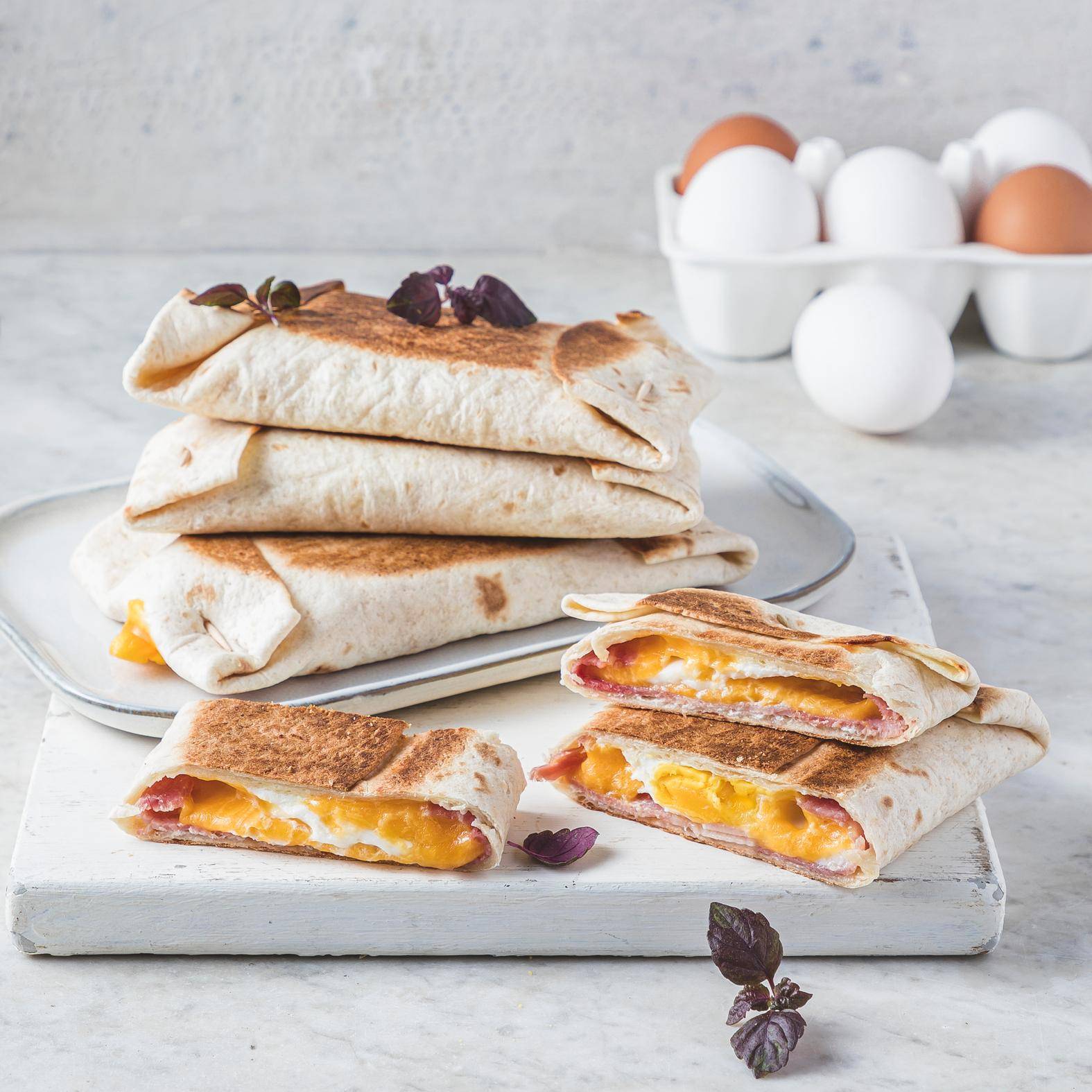 Crunchwrap z szynką, jajkiem i serem - przepisy Patelnie i Garnki | Tefal