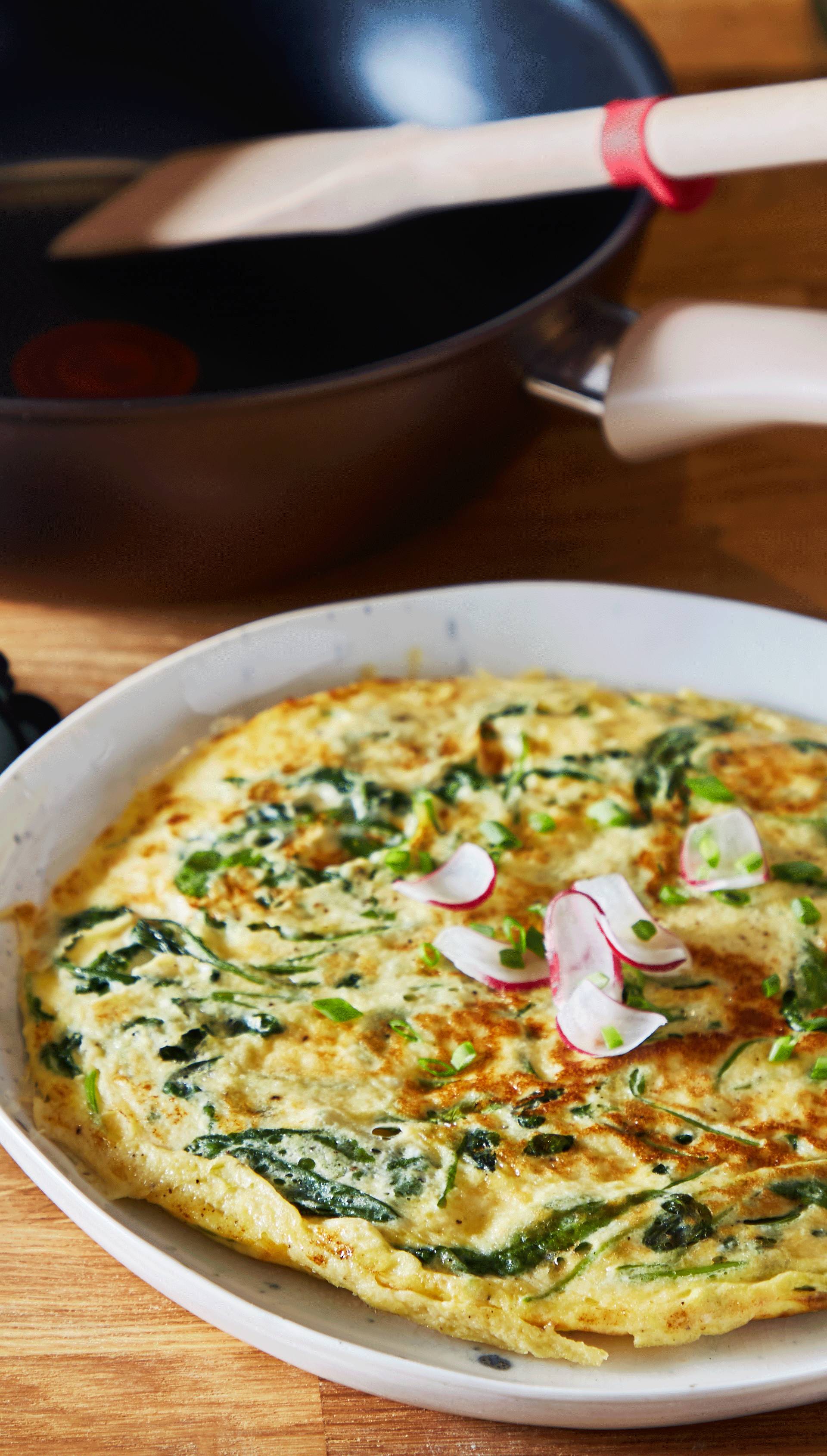 Frittata z liśćmi rzodkiewki - przepisy Patelnie i Garnki | Tefal