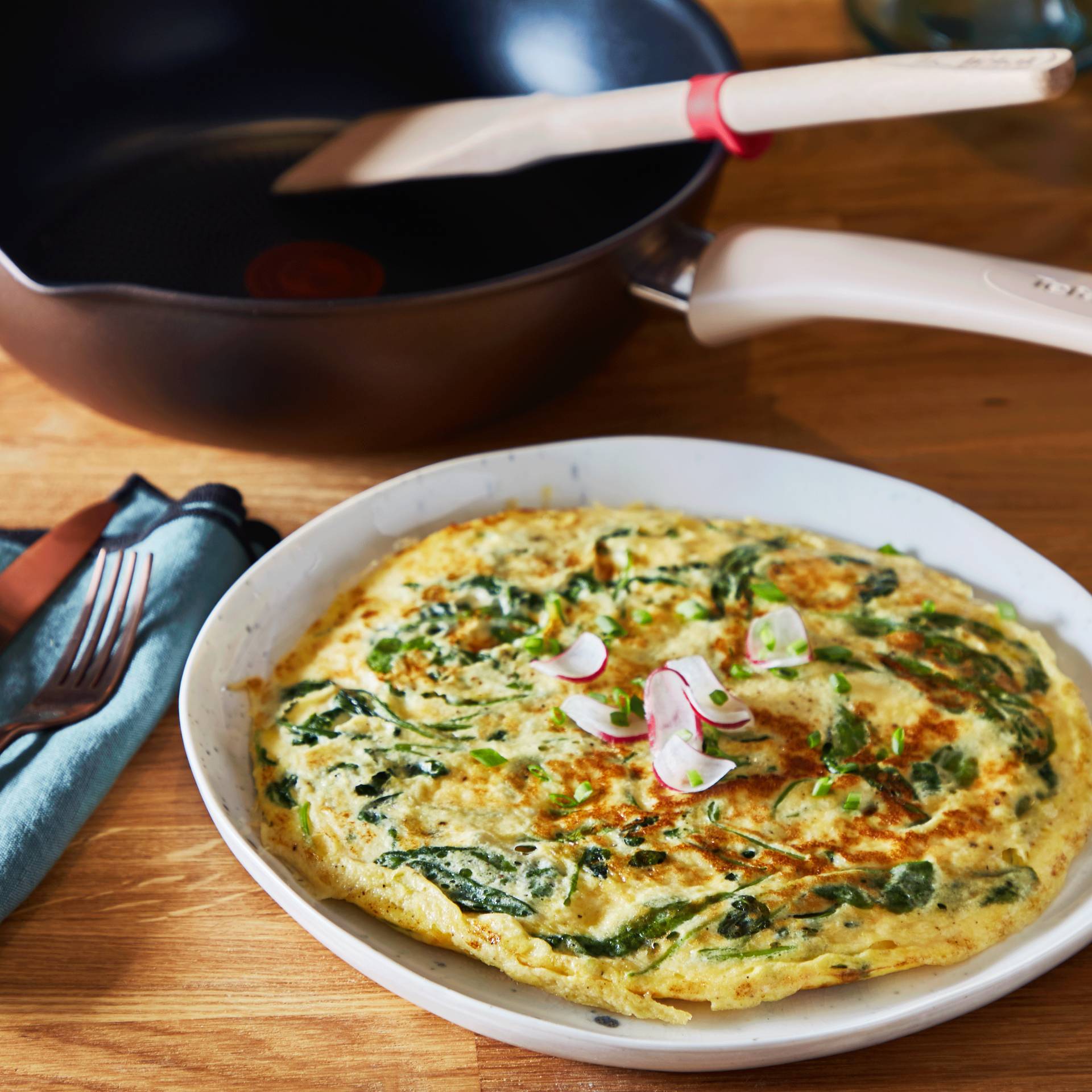 Frittata z liśćmi rzodkiewki - przepisy Patelnie i Garnki | Tefal