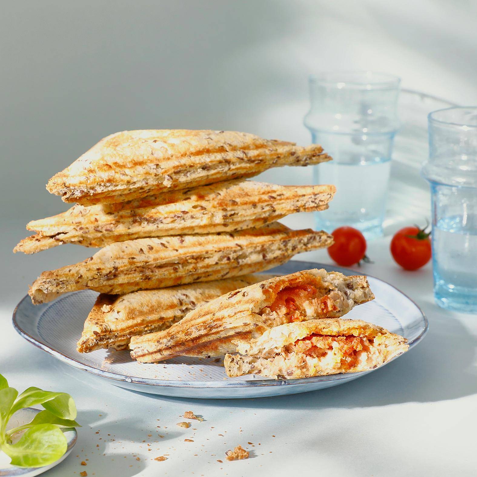 Kanapka z tuńczykiem, pomidorem i chorizo - przepisy Snack Collection MECHANICAL | Tefal