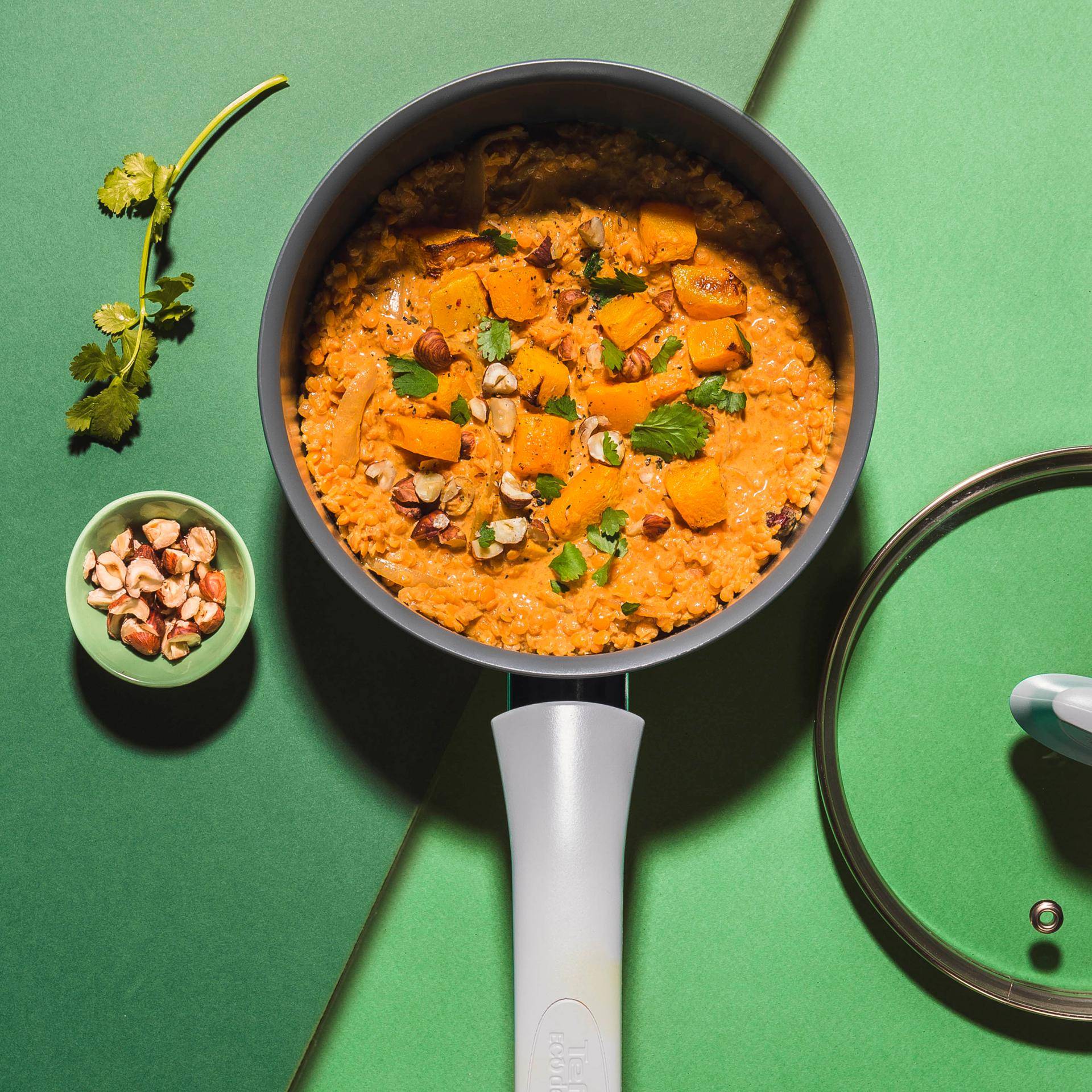 Dhal z soczewicy z pieczoną dynią piżmową i orzechami laskowymi - przepisy Patelnie i Garnki | Tefal