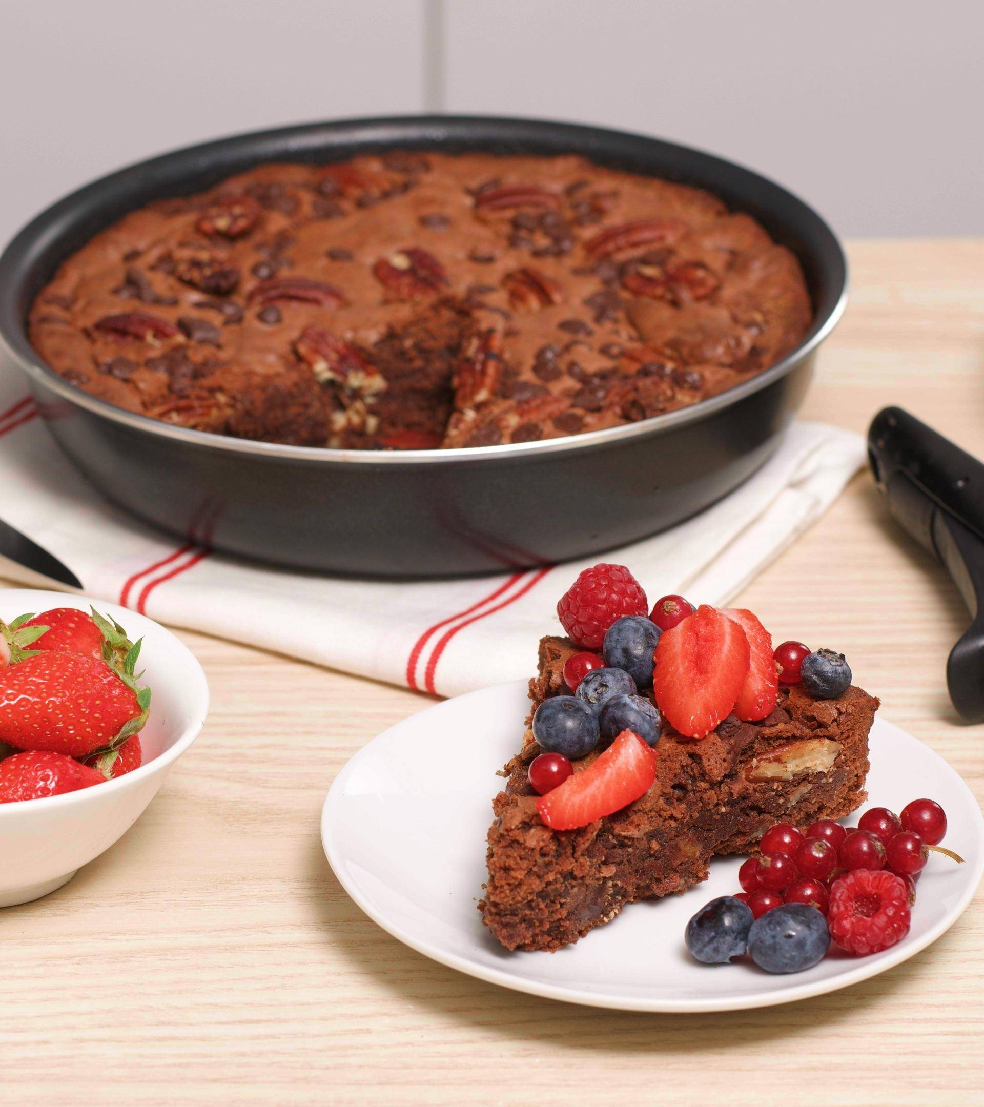 Brownie z gorzką czekoladą i owocami leśnymi - przepisy Patelnie i Garnki | Tefal
