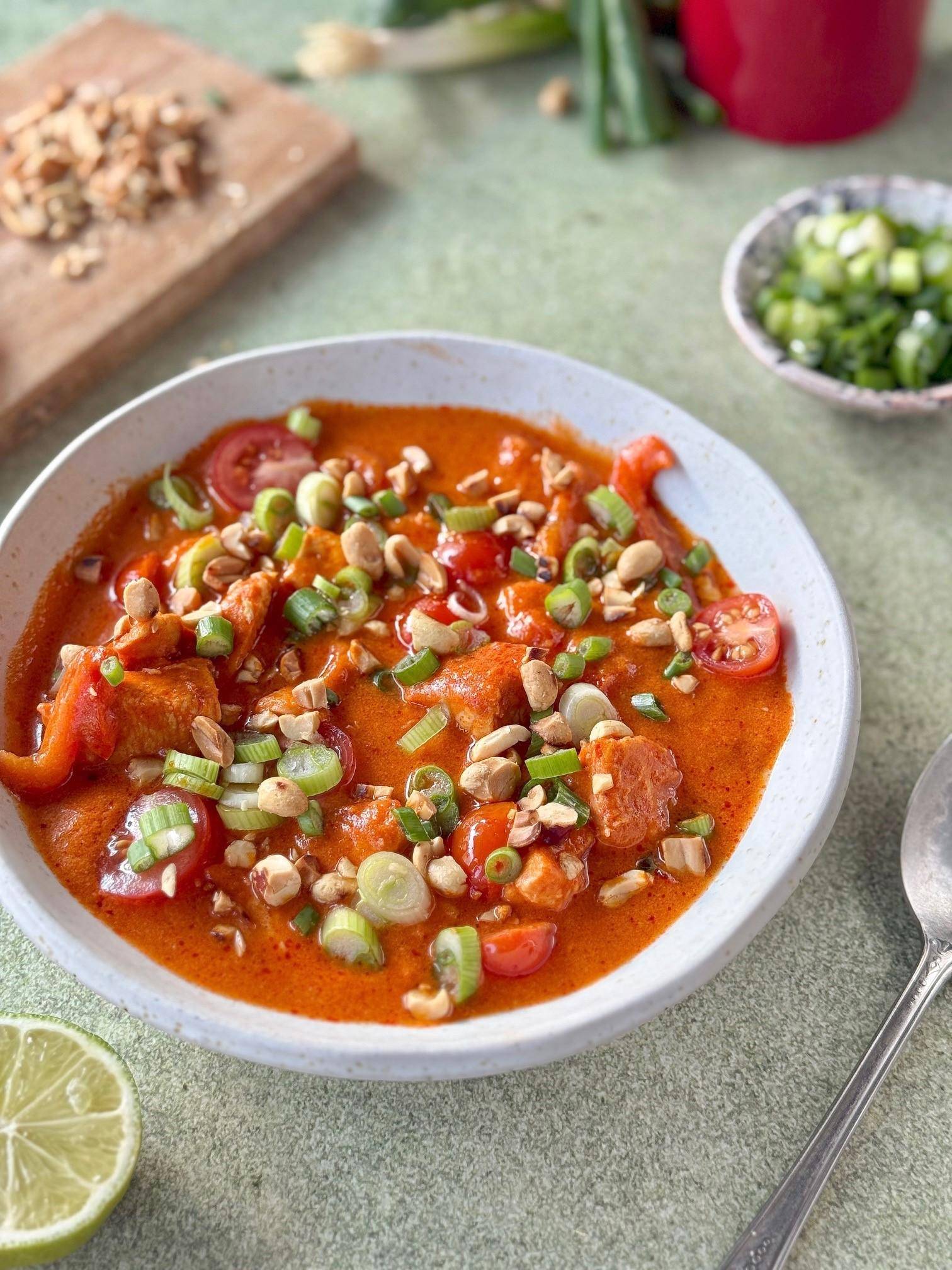 Pomidorowo-orzechowe curry z kurczakiem - przepisy Cook4Me | Tefal