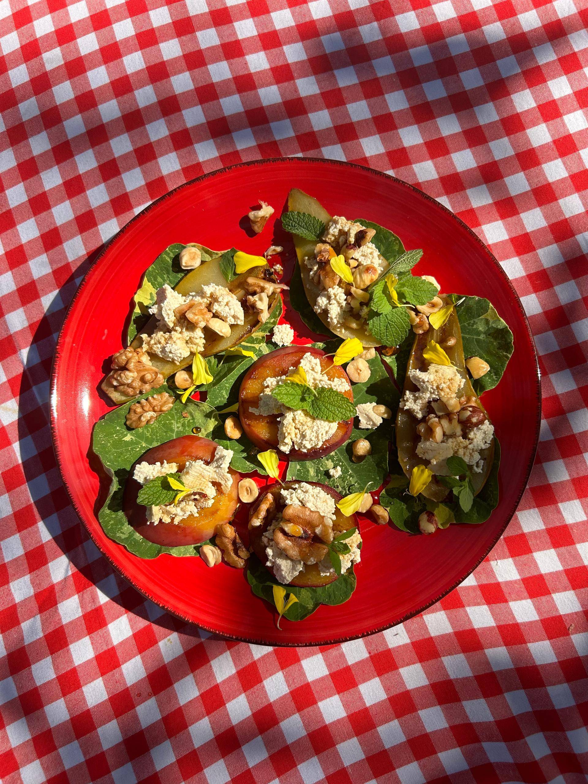 Grillowane owoce z roślinną fetą, orzechami i syropem z agawy - przepisy OptiGrill XL | Tefal