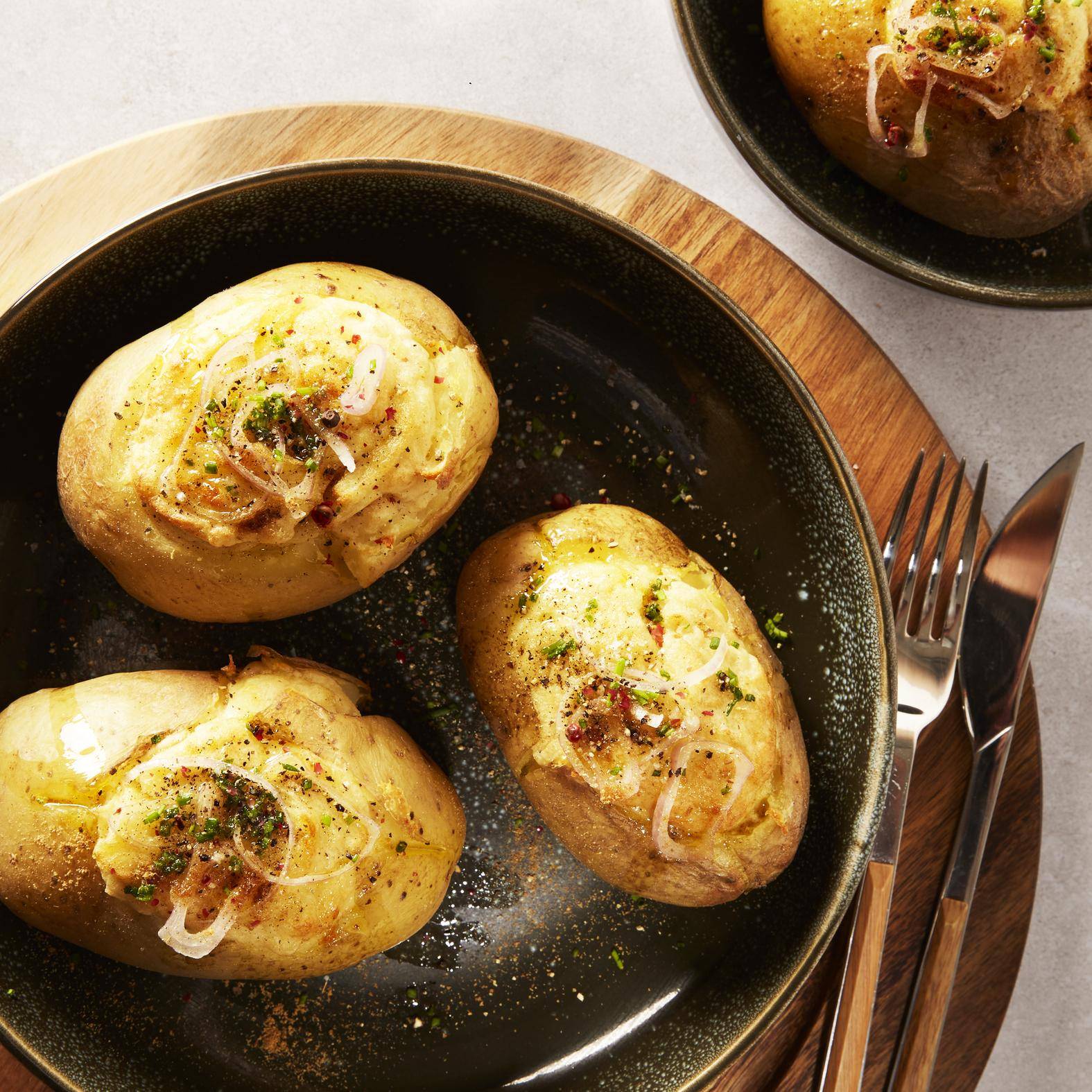 Faszerowane ziemniaki w mundurkach z konfitowaną szalotką i kminem rzymskim - przepisy EASY FRY GRILL & STEAM 3 in 1 | Tefal