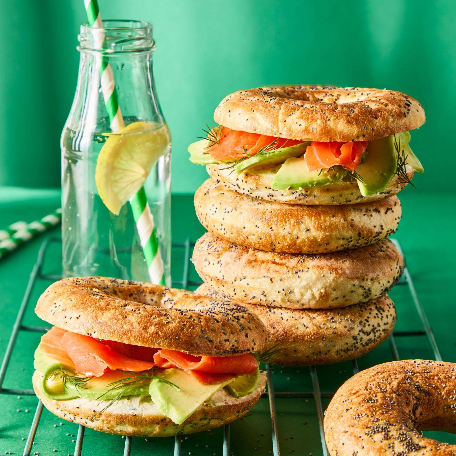 Bajgle z wędzonym łososiem i awokado - przepisy Snack Collection MECHANICAL | Tefal