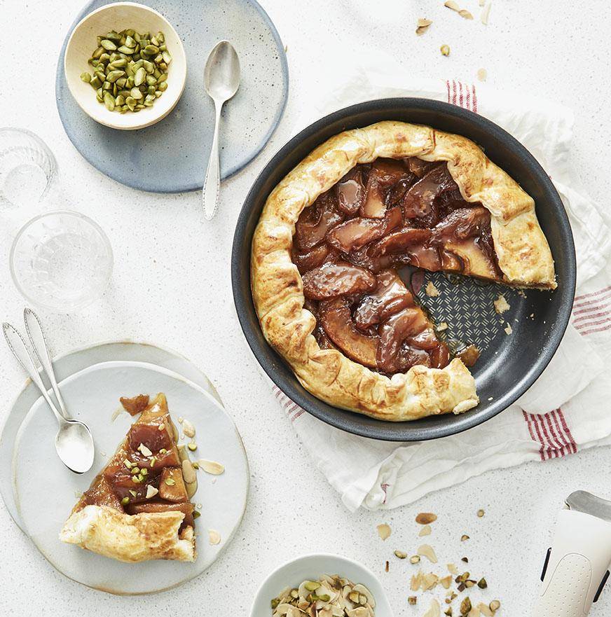 Tarta z karmelizowanym jabłkiem, pistacjami i migdałami - przepisy Patelnie i Garnki | Tefal