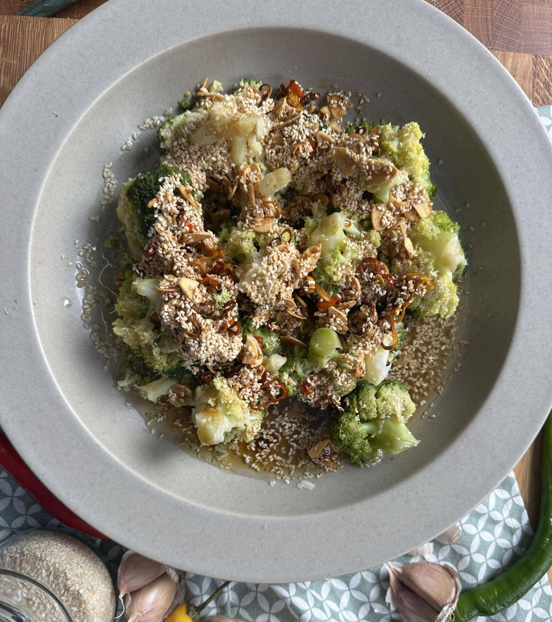 Brokuły ze słodkim sosem sojowym, smażonym czosnkiem i chili - przepisy Cook4Me | Tefal