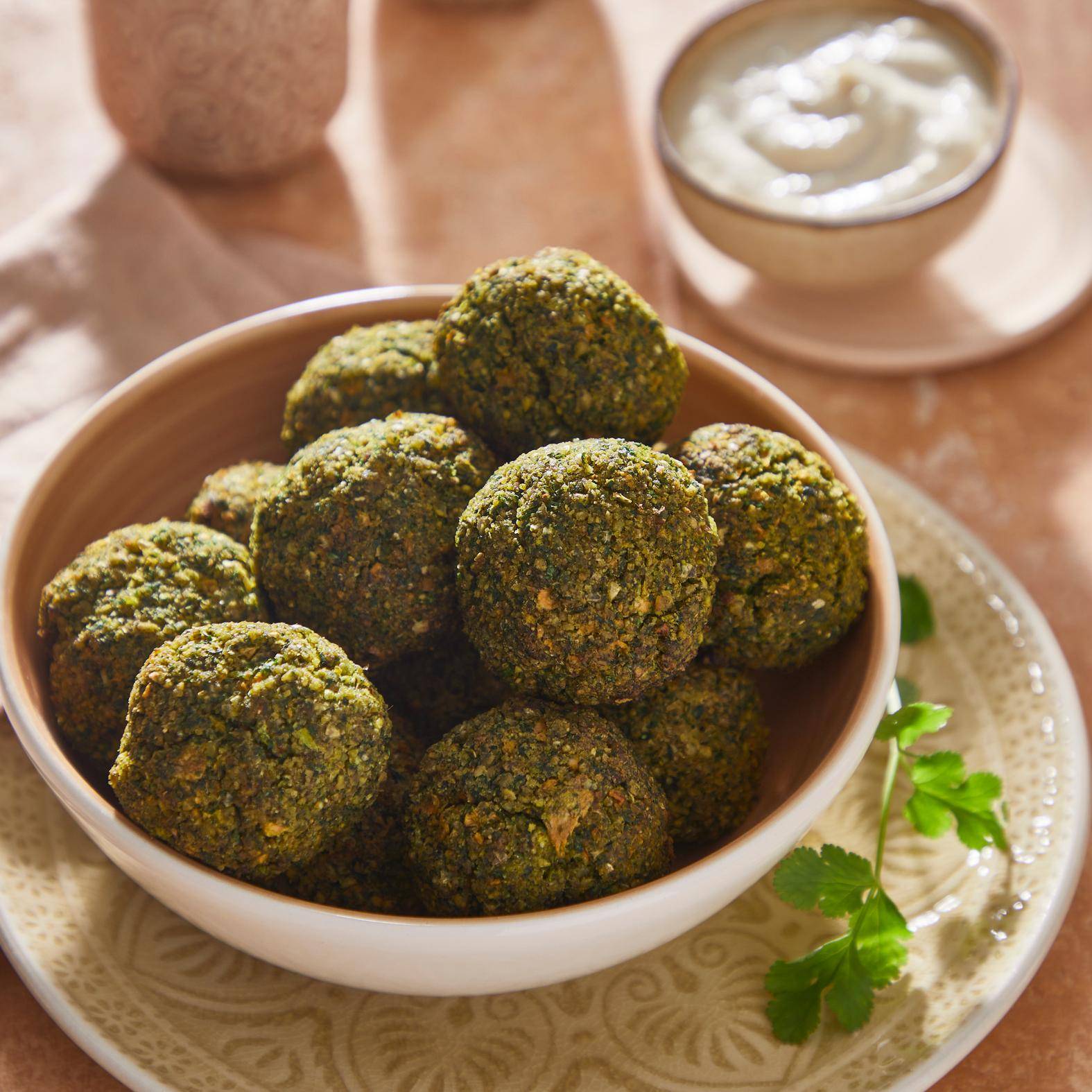 Marchewkowy falafel w sosie z pasty sezamowej - przepisy EASY FRY GRILL & STEAM 3 in 1 | Tefal