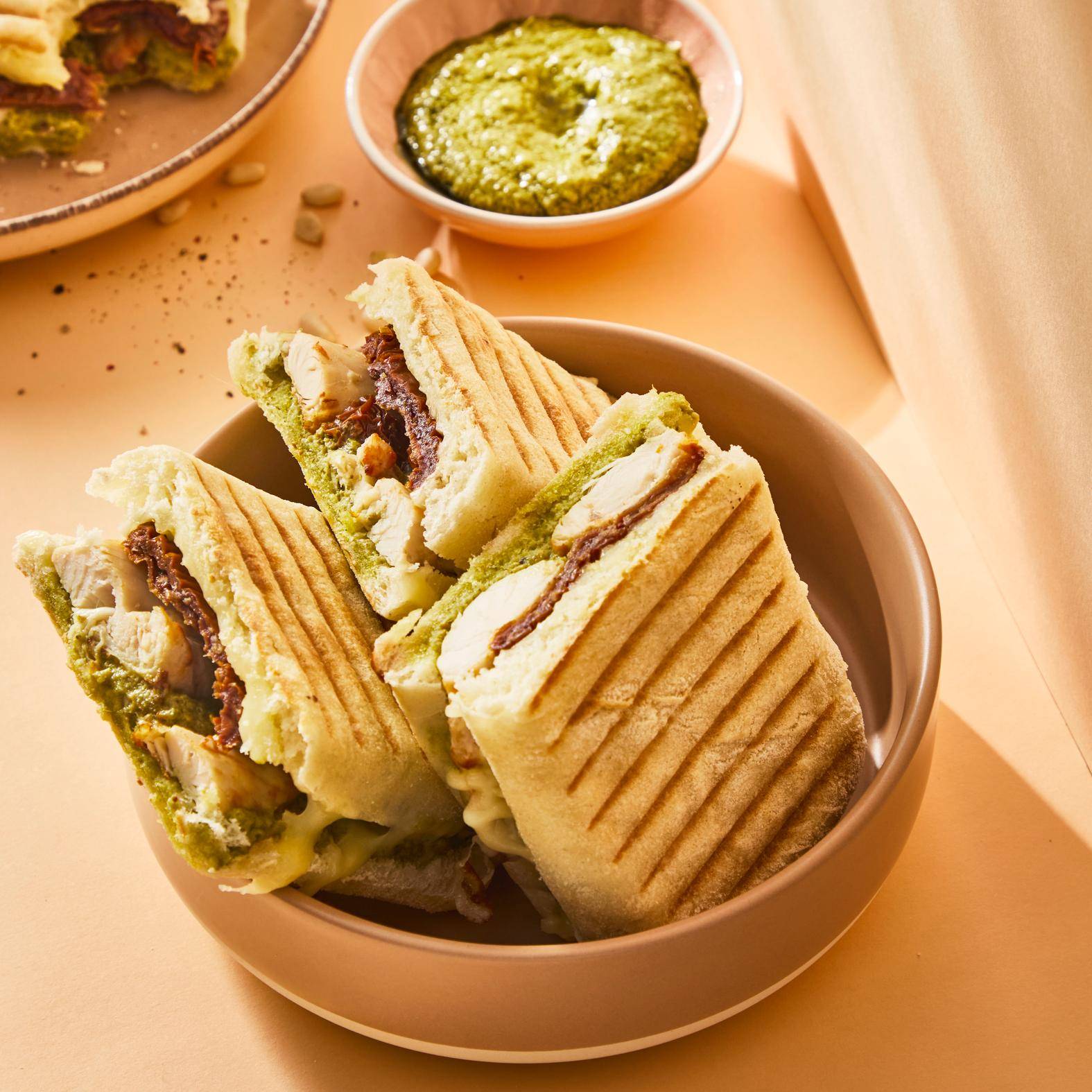 Panini z grillowanym kurczakiem, pesto i suszonymi pomidorami - przepisy Snack Collection MECHANICAL | Tefal