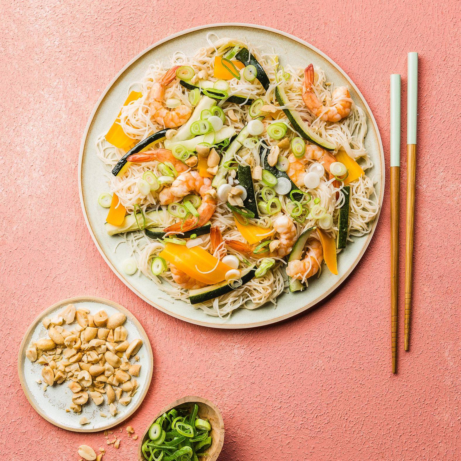 Chińskie noodle z warzywami i sosem orzechowym - przepisy Patelnie i Garnki | Tefal