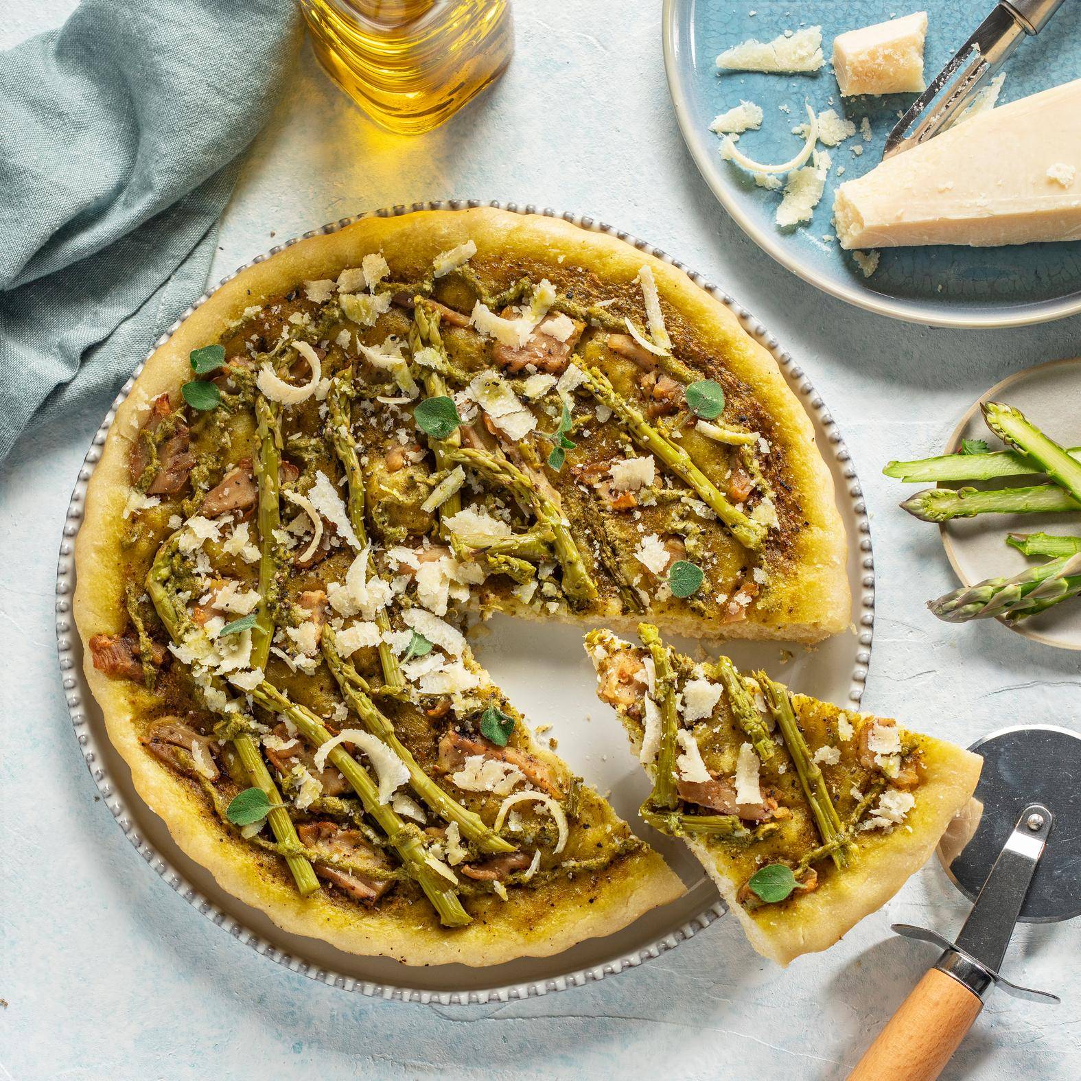 Pizza primavera z pesto, kurczakiem i zielonymi szparagami - przepisy Easy Fry XL Surface | Tefal