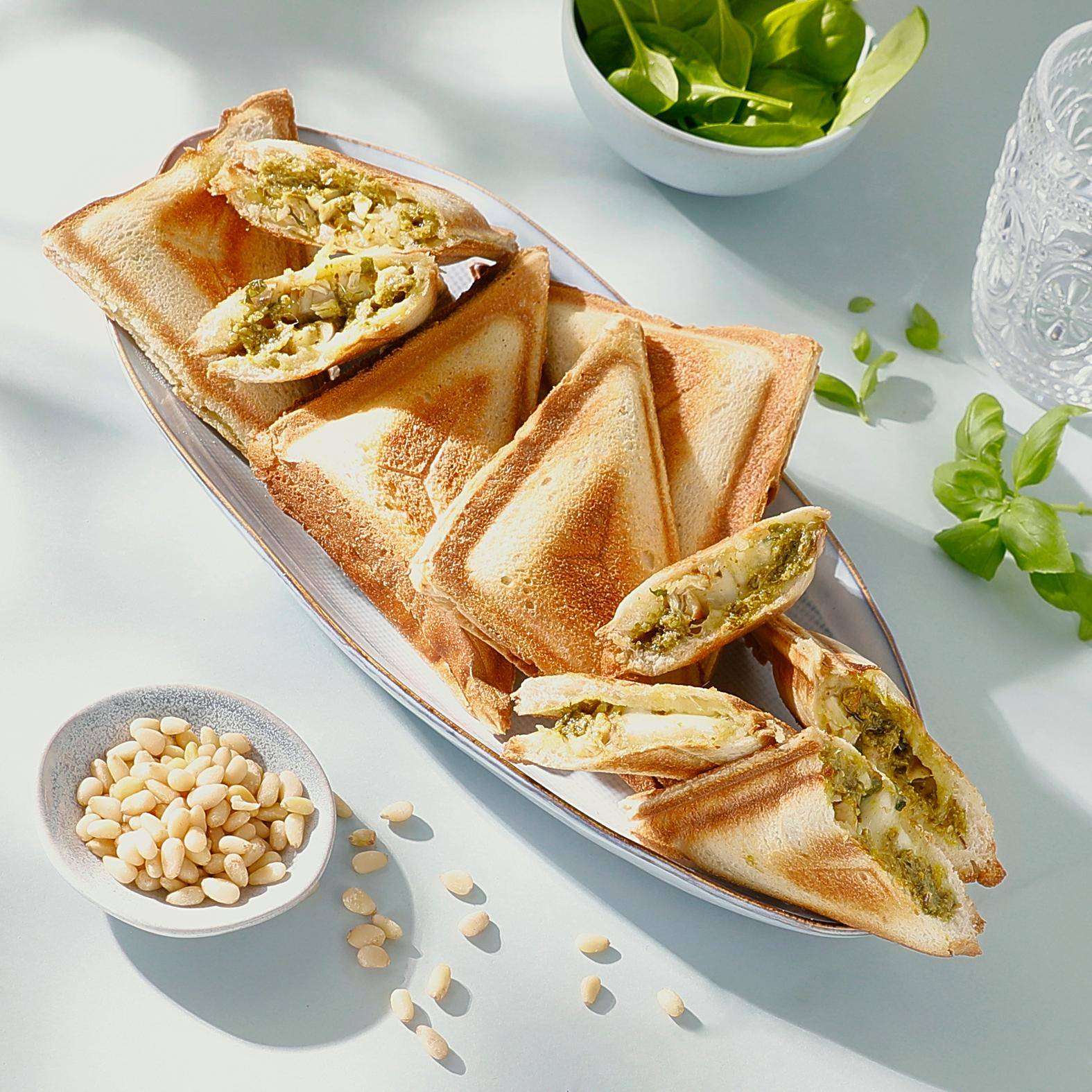 Trójkątna opiekana kanapka z pesto i kurczakiem - przepisy Snack Collection MECHANICAL | Tefal