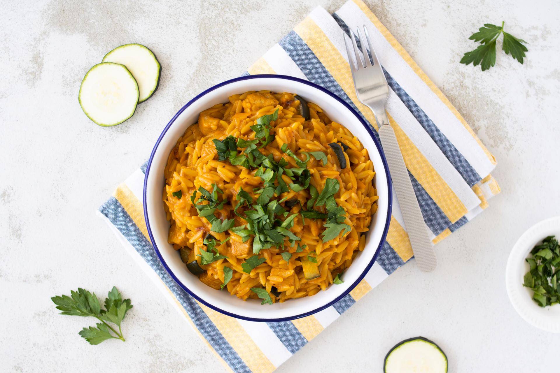 Makaron orzo z cukinią, marchewką i indykiem w curry - przepisy Cook4Me | Tefal