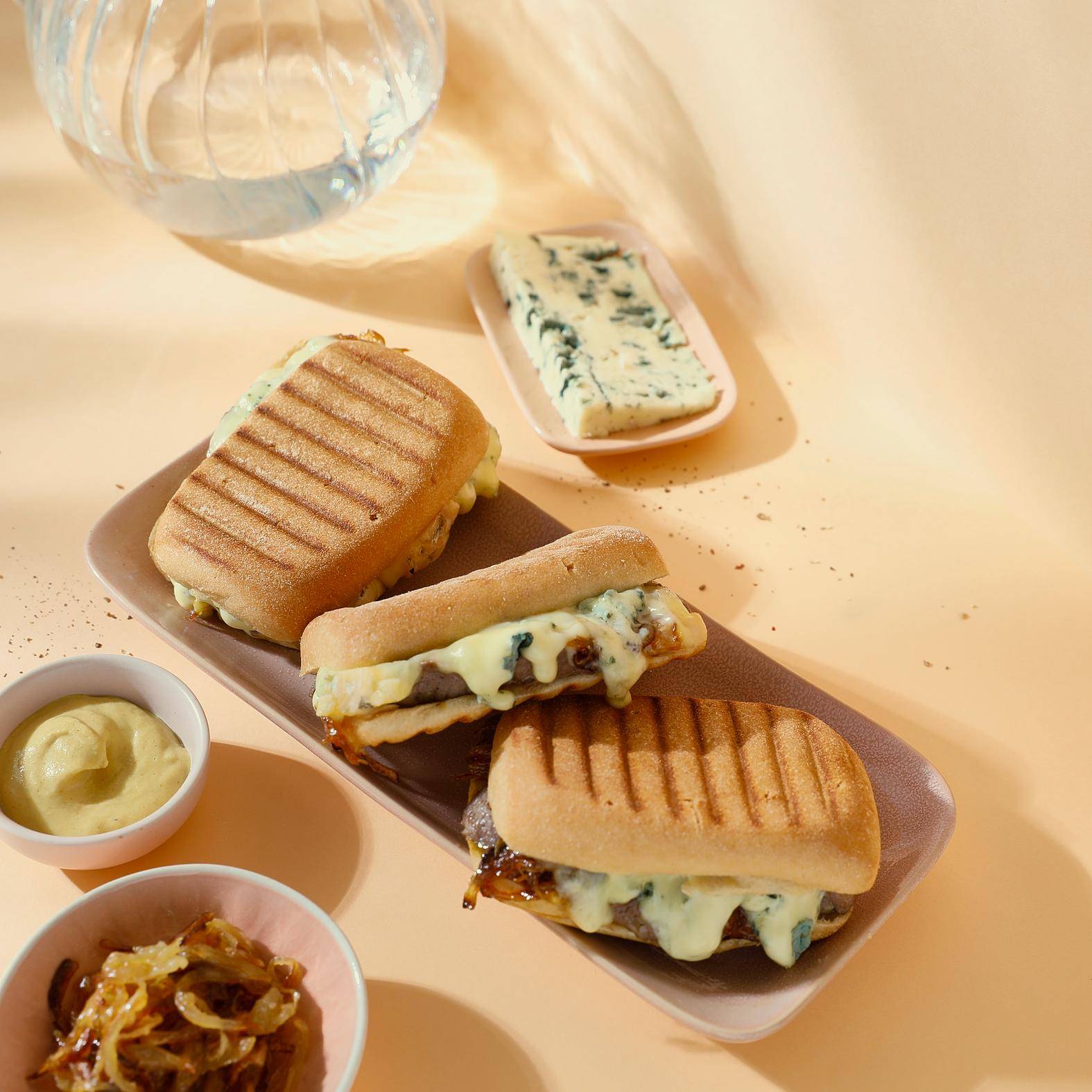 Panini z wołowiną i karmelizowaną cebulą - przepisy Snack Collection MECHANICAL | Tefal