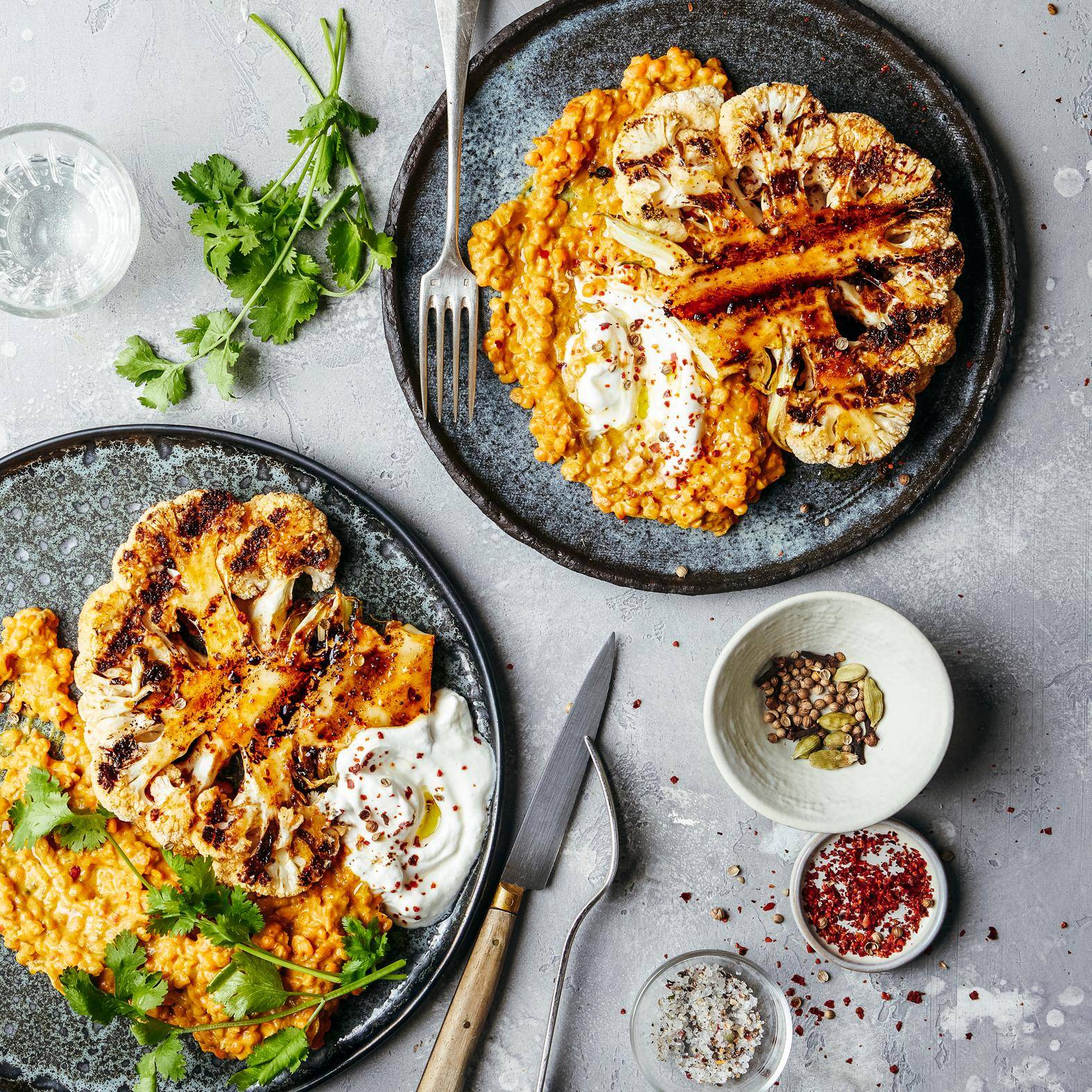 Grillowane steki kalafiorowe i dal z czerwonej soczewicy - przepisy OptiGrill 4in1 | Tefal