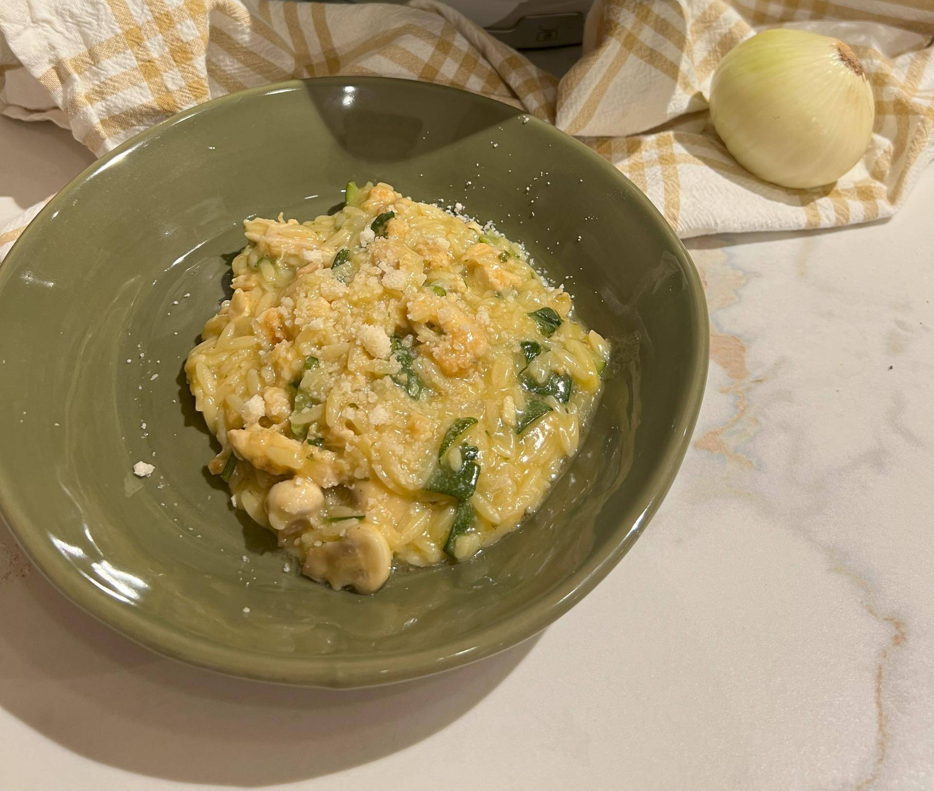 Makaron orzo z kurczakiem i cukinią - przepisy Cook4Me | Tefal