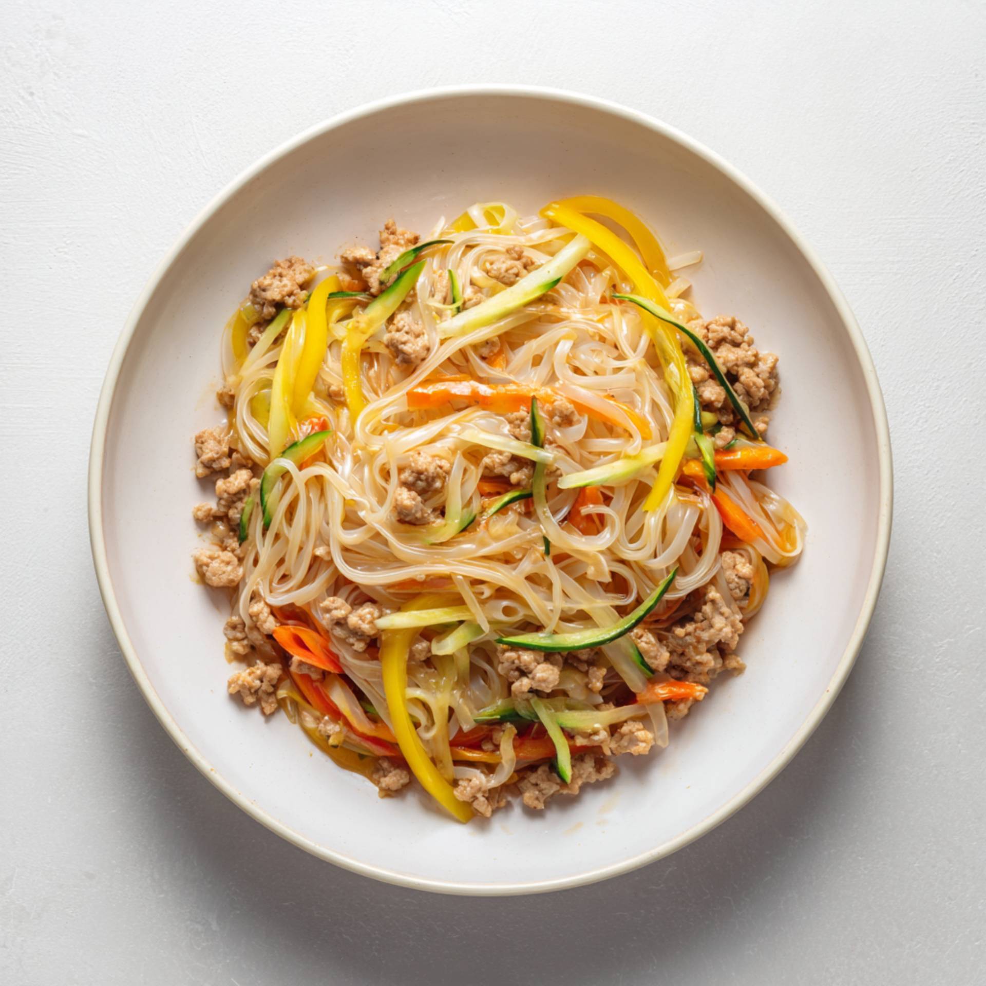 Azjatycki makaron ryżowy z indykiem i warzywami - przepisy Cook4Me | Tefal