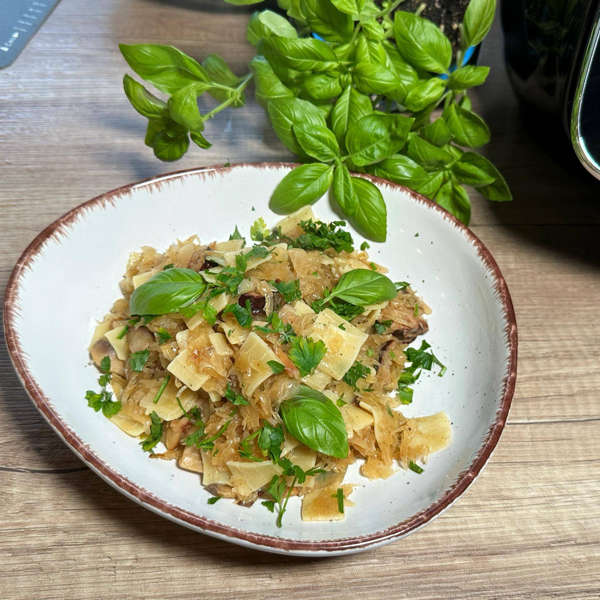 Keto łazanki z kapustą i kiełbasą - przepisy Cook4Me | Tefal