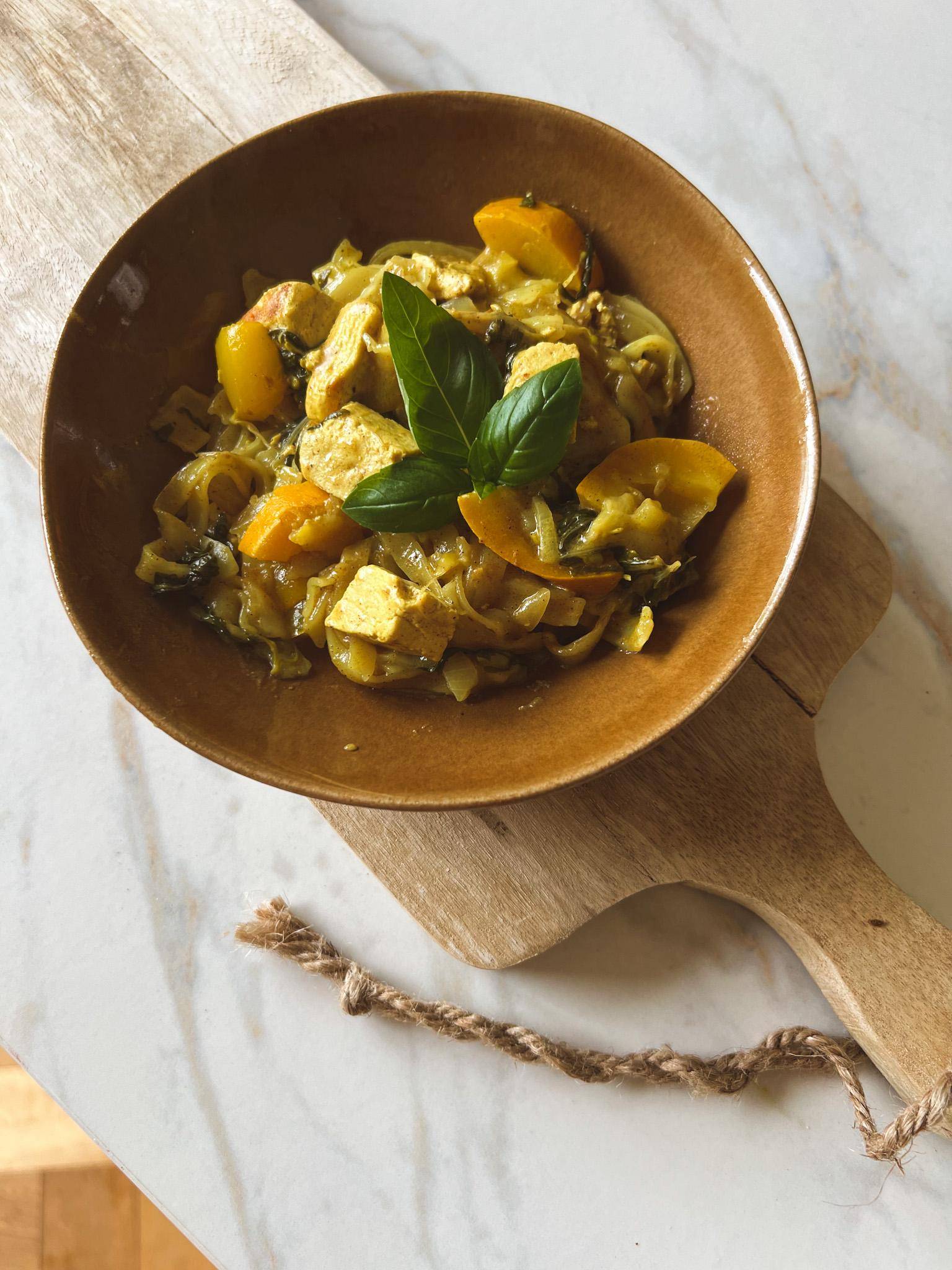 Makaron ryżowy curry z tofu wg Pati - przepisy Cook4Me | Tefal