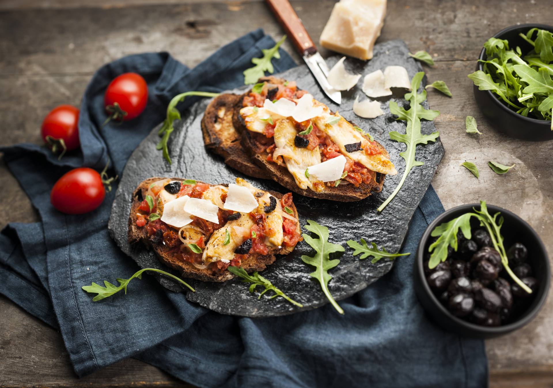 Bruschetta z kurczakiem i pomidorami - przepisy Cook4Me | Tefal