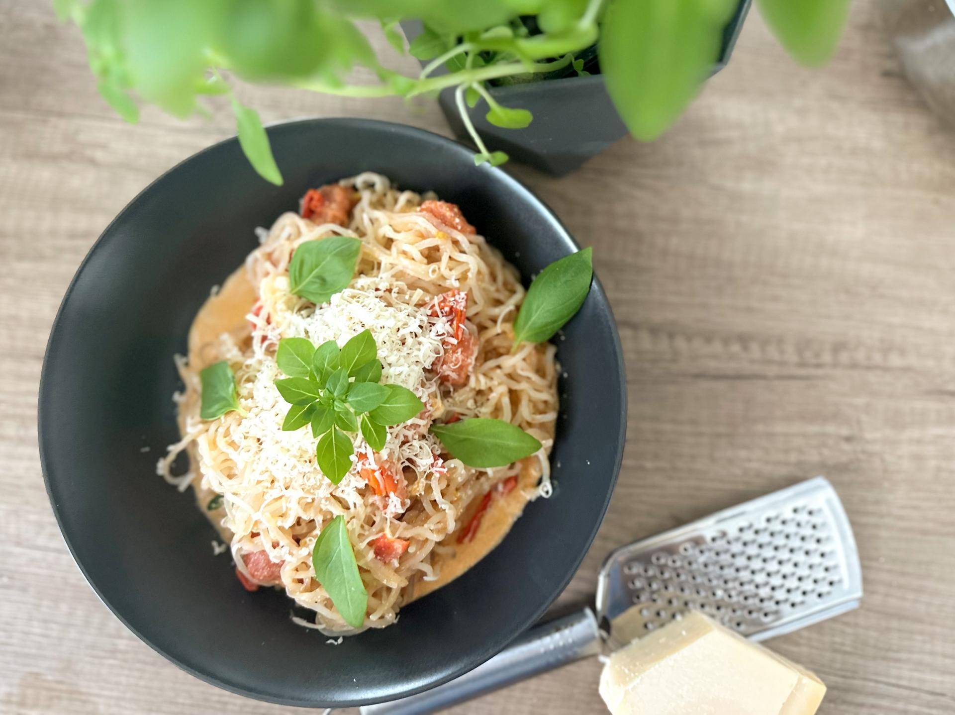 Smażona feta z pomidorkami i makaronem konjac - przepisy Cook4Me | Tefal