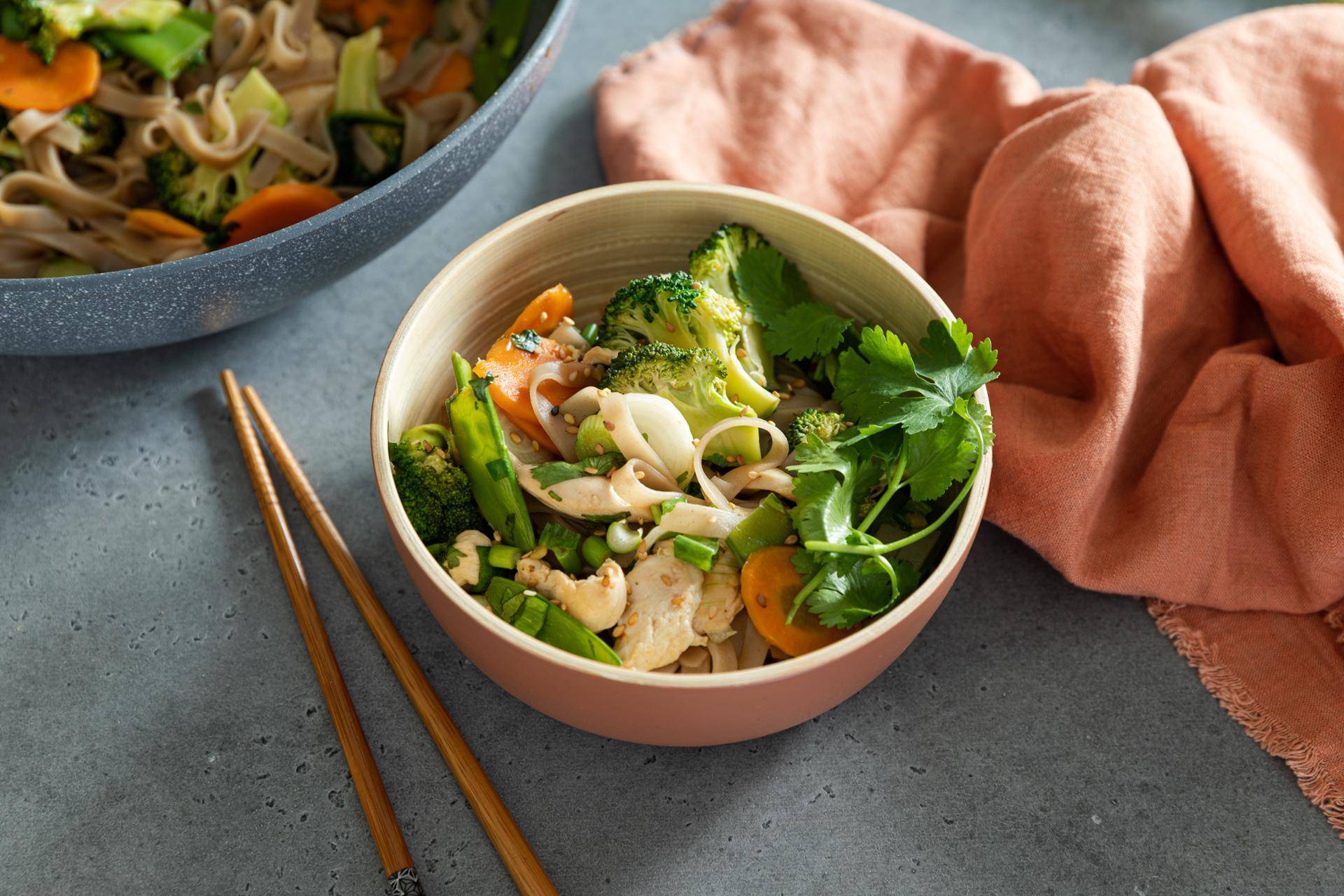 Makaron stir-fry z kurczakiem i warzywami - przepisy Patelnie i Garnki | Tefal