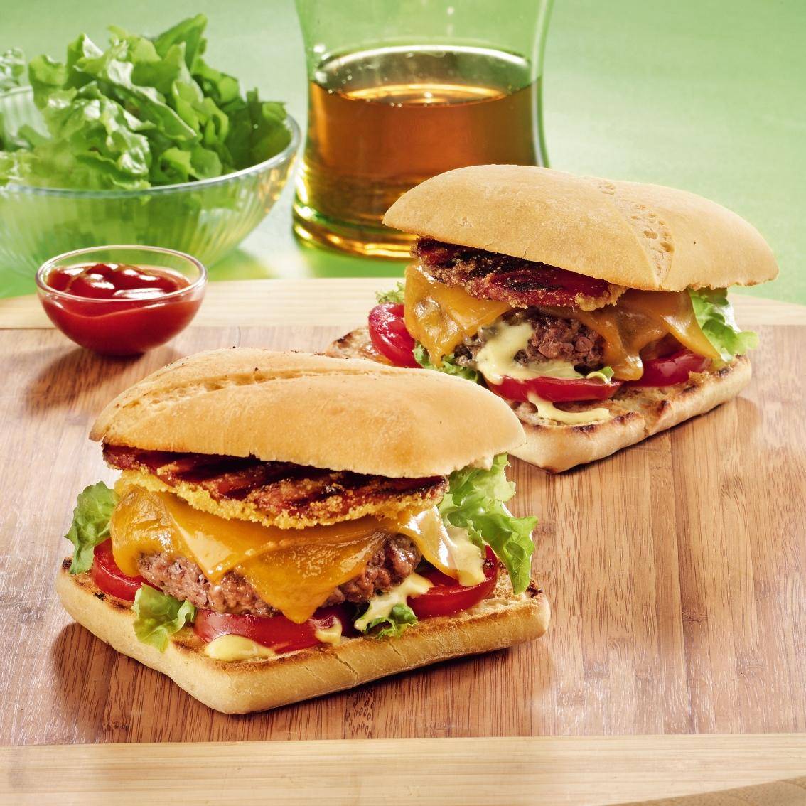 Cheeseburger z wędzonym boczkiem - przepisy OptiGrill XL | Tefal