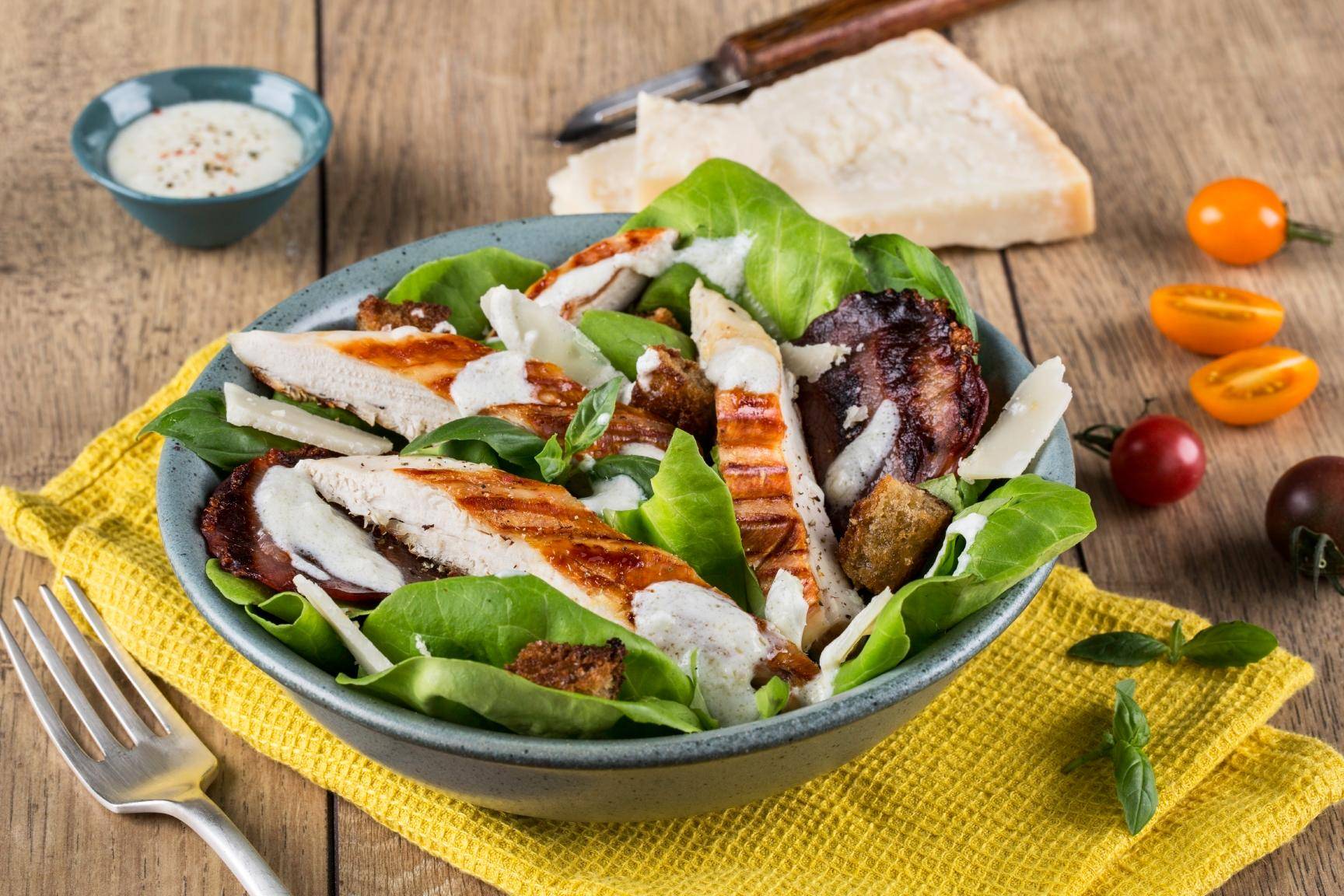 Sałatka cezar z grillowanym boczkiem - przepisy Optigrill Elite | Tefal