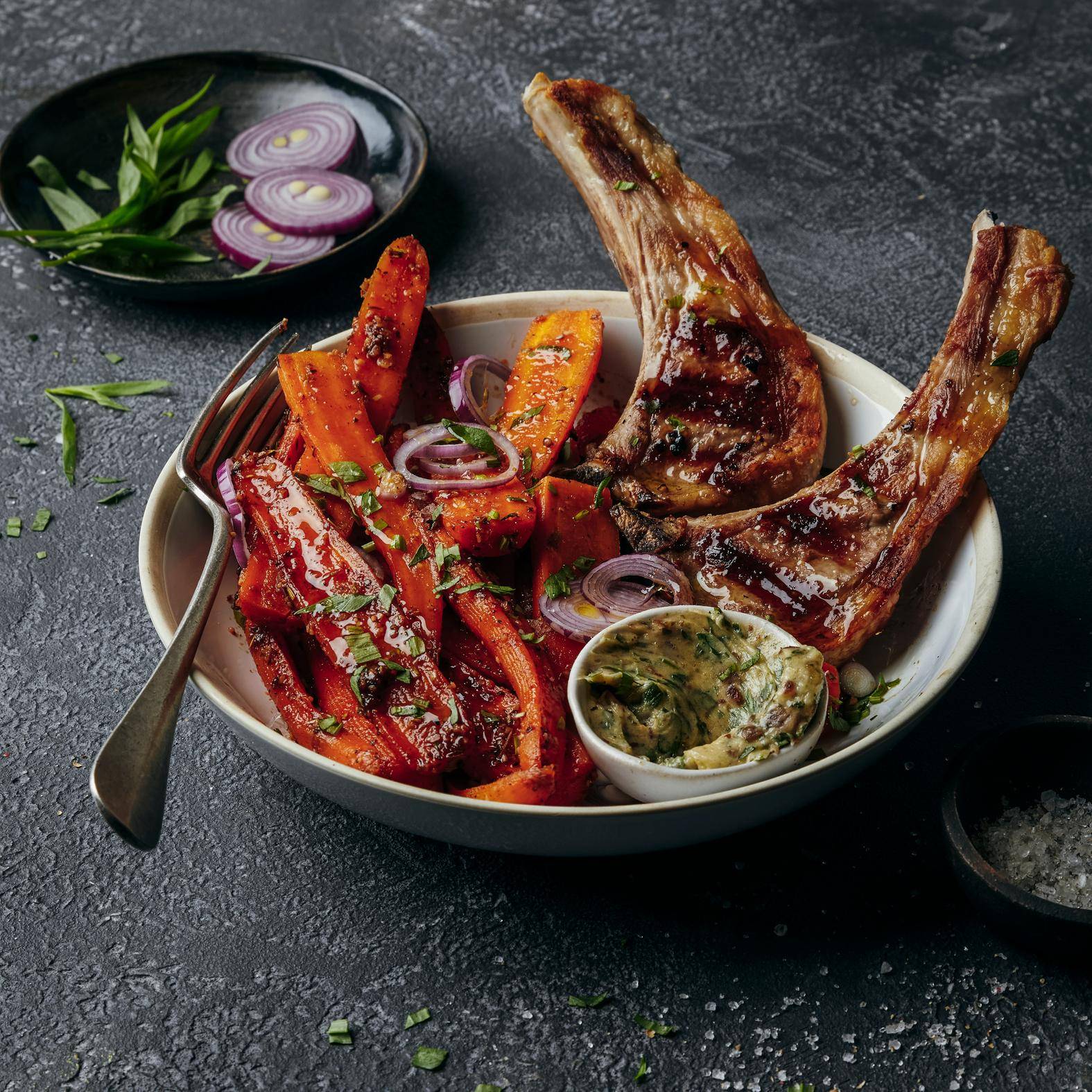 Kotlety jagnięce z daktylami i przyprawionymi, pieczonymi marchewkami - przepisy OptiGrill 4in1 | Tefal