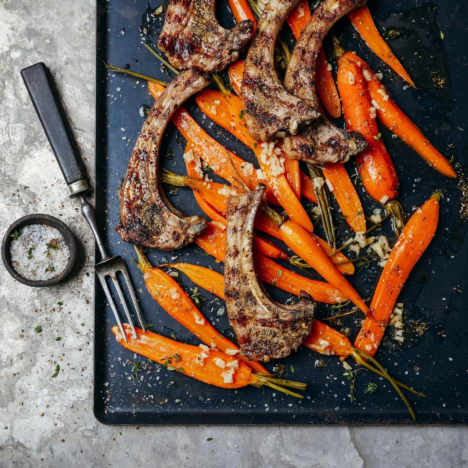 Kotlety jagnięce z konfitowanymi marchewkami - przepisy OptiGrill 4in1 | Tefal