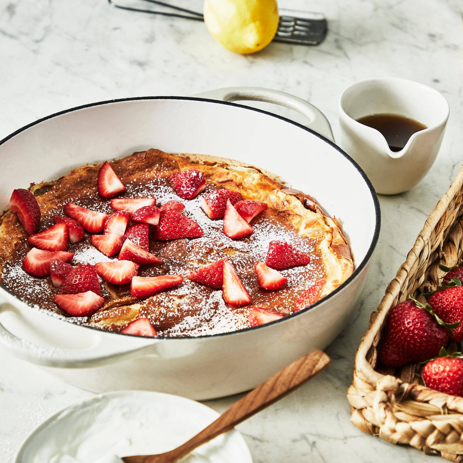 Dutch baby pancake z truskawkami i cytryną - przepisy Patelnie i Garnki | Tefal
