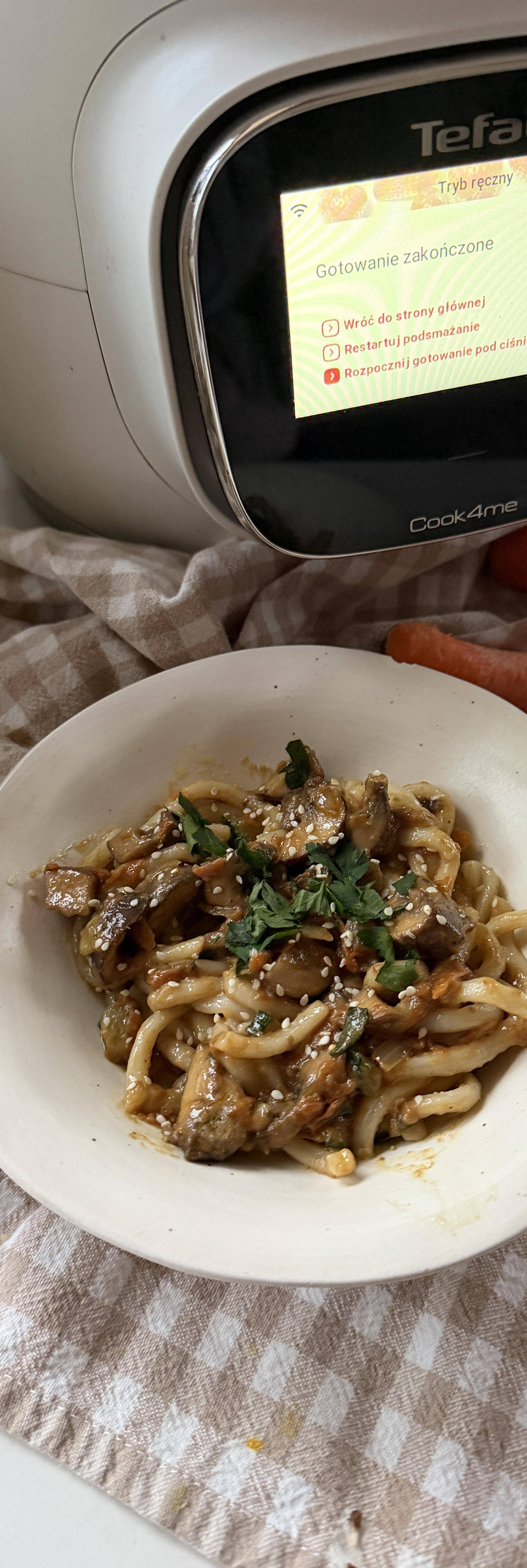 Chińskie noodle z warzywami i sosem orzechowym - przepisy Patelnie i Garnki | Tefal