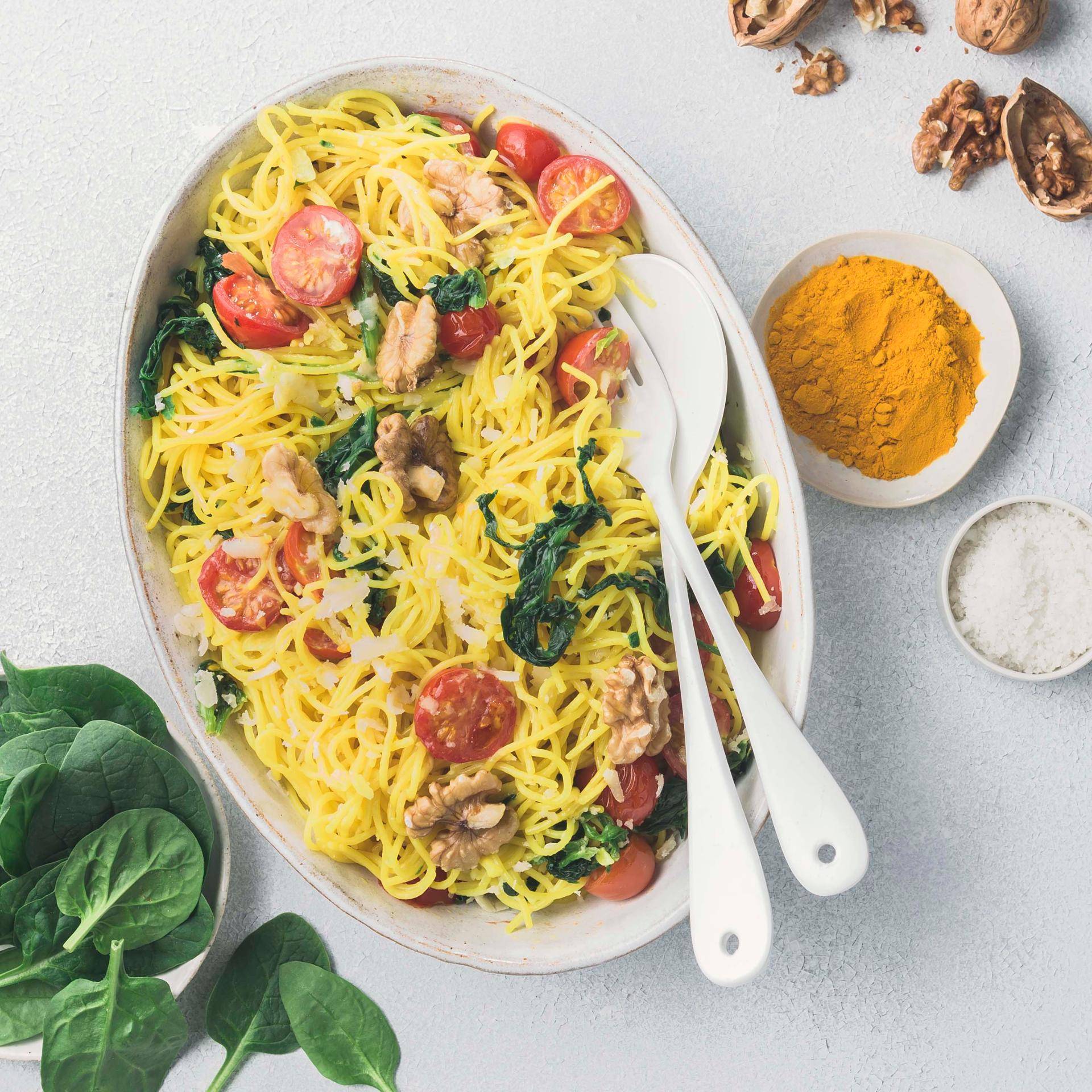 Spaghetti z kurkumą i szpinakiem - przepisy Patelnie i Garnki | Tefal